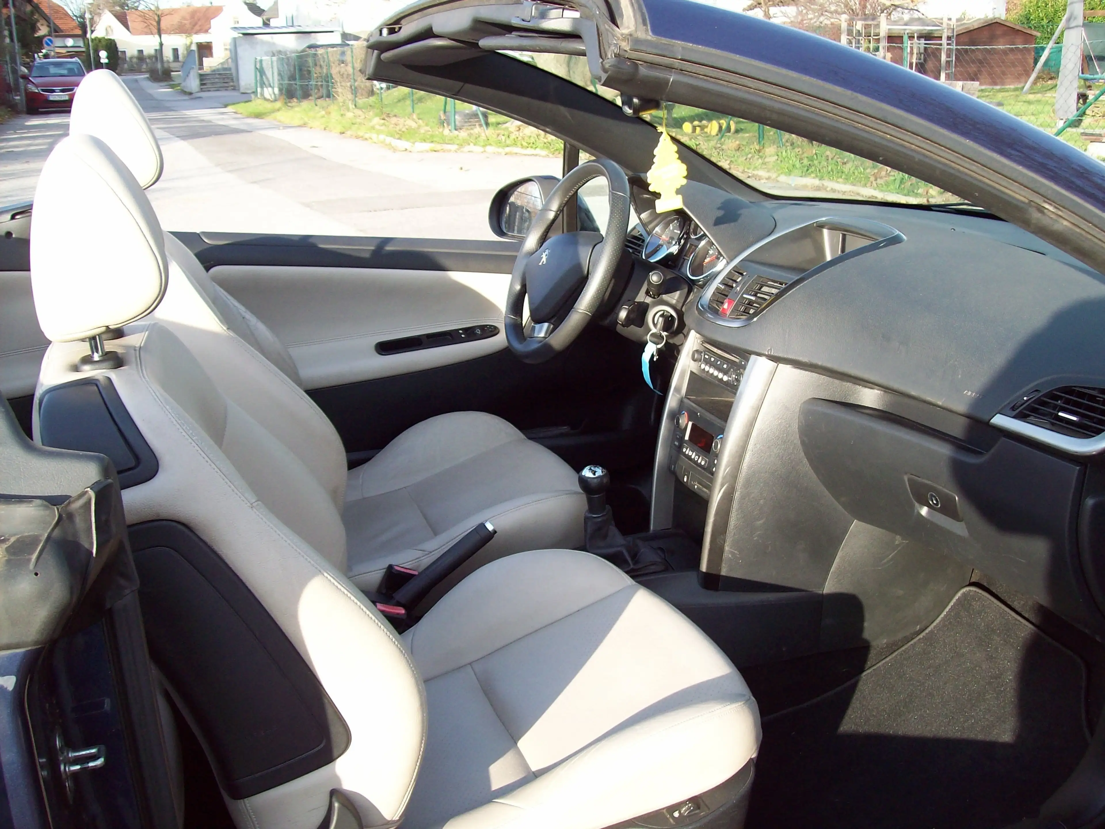 Peugeot 207 207CC Cabrio — photo 8