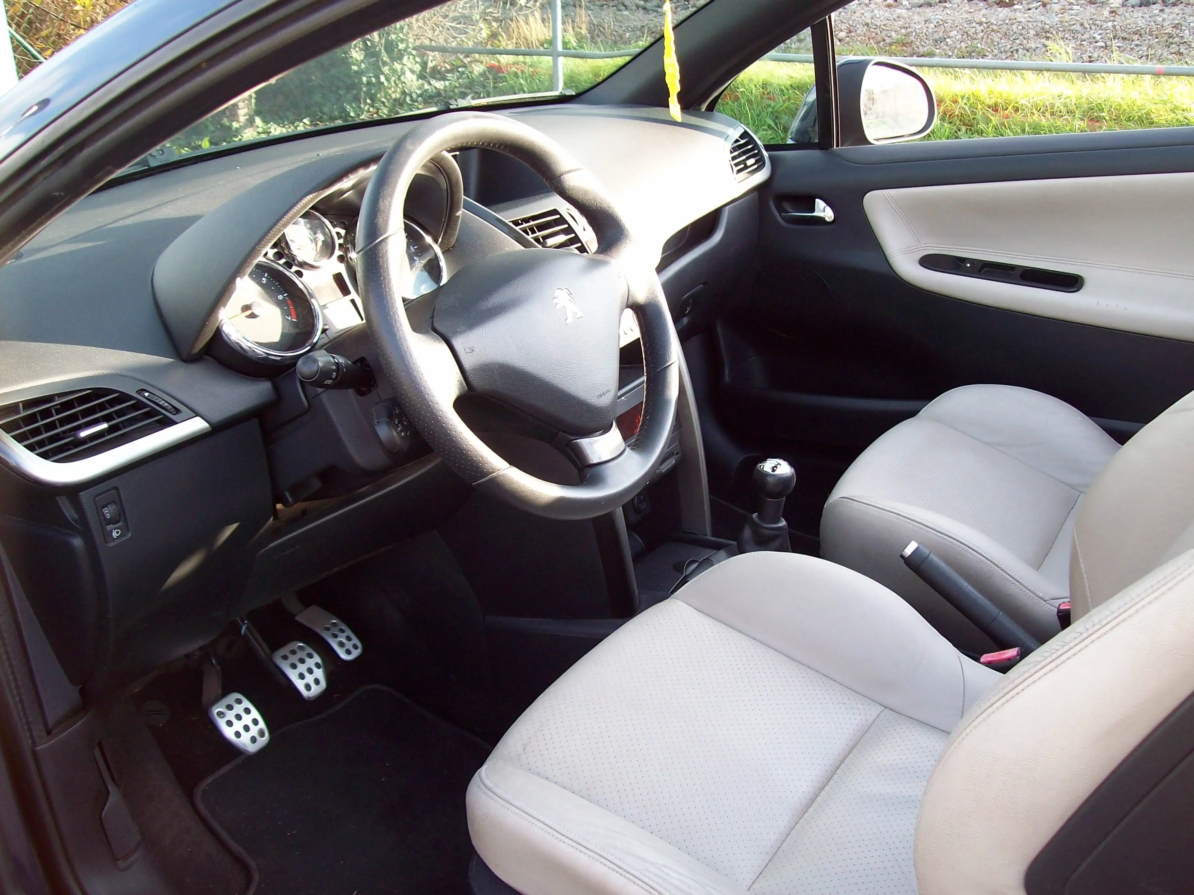 Peugeot 207 207CC Cabrio — photo 11