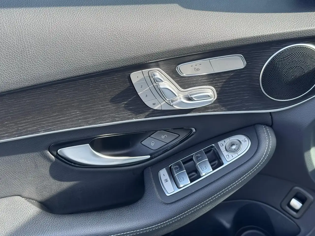 Mercedes-Benz C-Class снимка Mercedes-Benz C-Class
