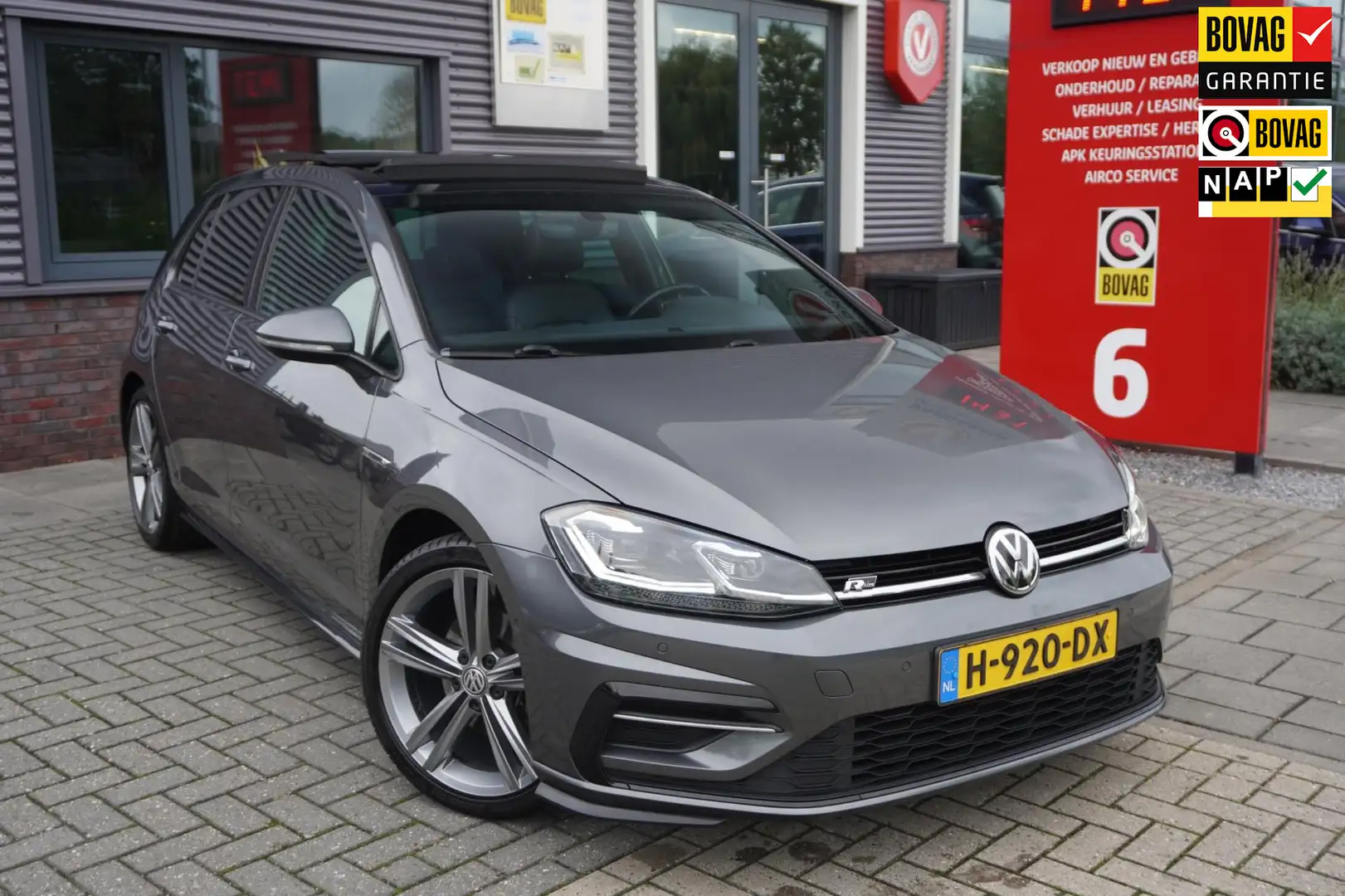 Volkswagen Golf 1.5 TSI Highline Business R / Pano / Trekhaak / AC Grau - 1