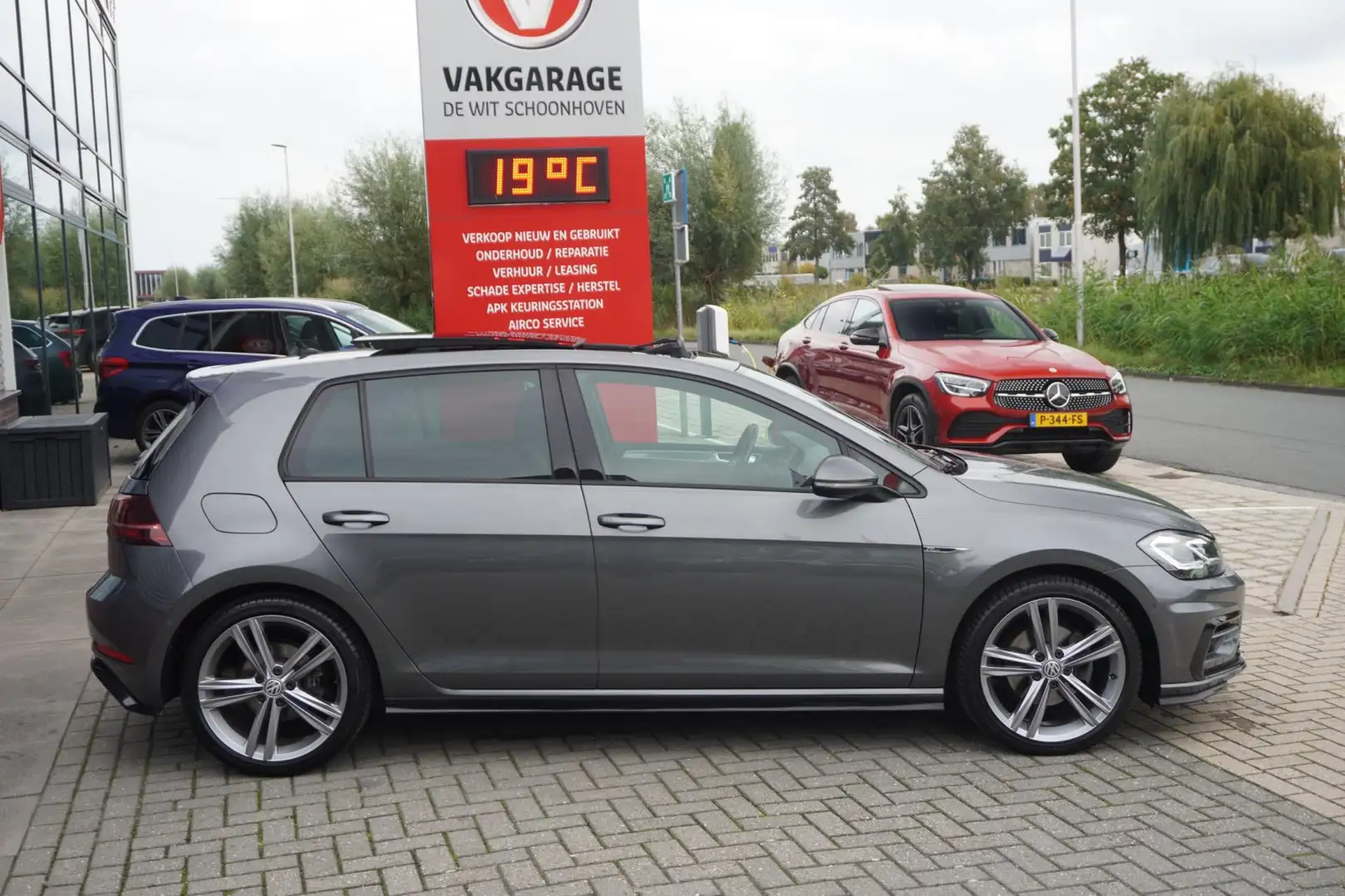 Volkswagen Golf 1.5 TSI Highline Business R / Pano / Trekhaak / AC Grau - 2