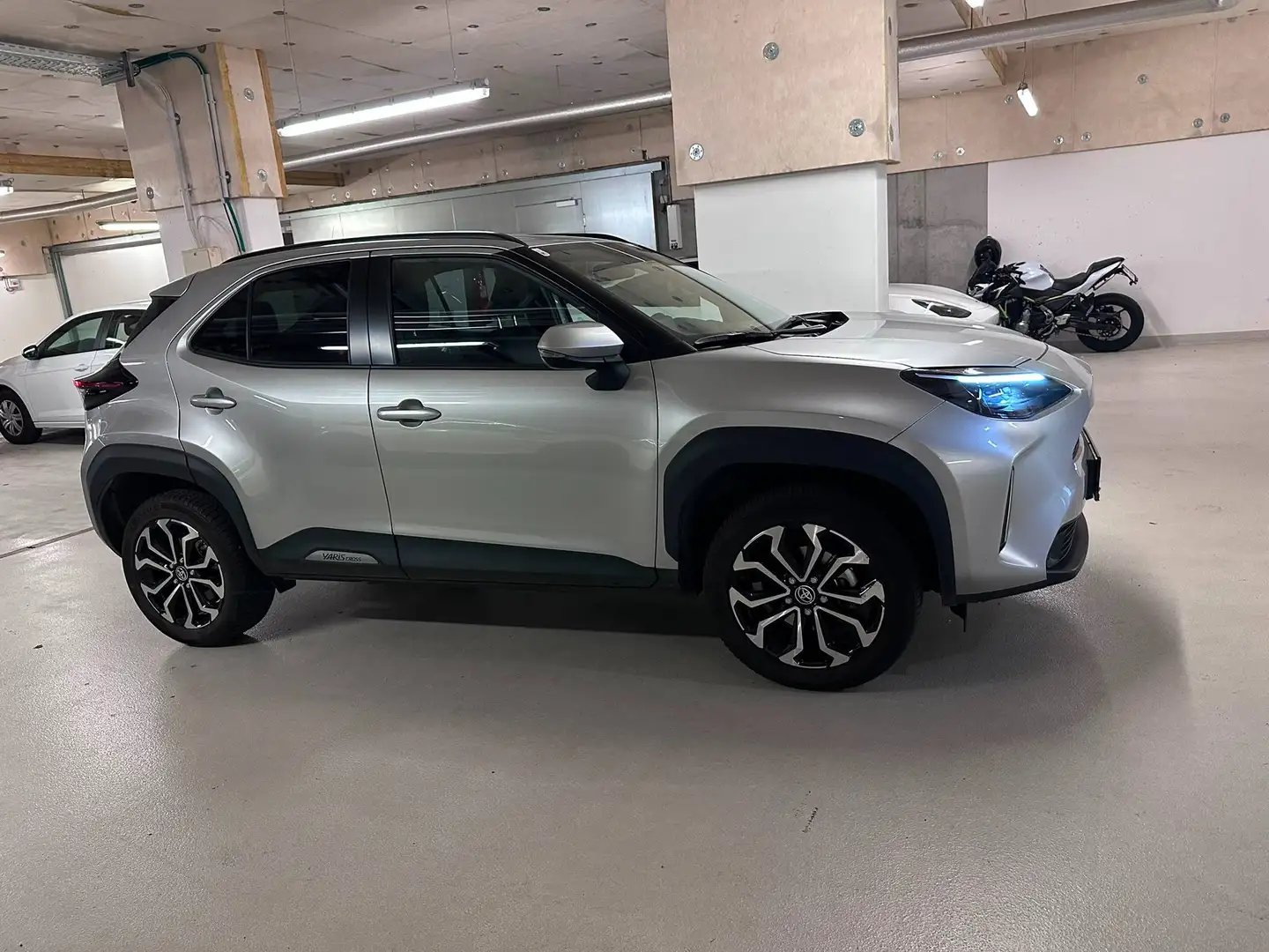 Toyota Yaris Cross Yaris Cross 1,5 VVT-i Hybrid AWD Elegant Aut. Elegant Silber - 1