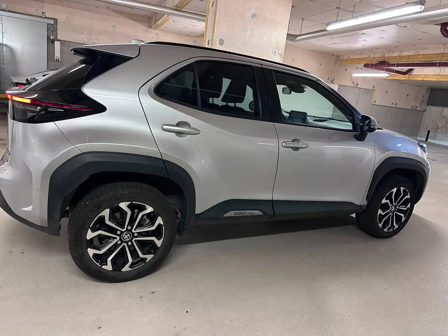Toyota Yaris Cross Yaris Cross 1,5 VVT-i Hybrid AWD Elegant Aut. Elegant Silber - 2
