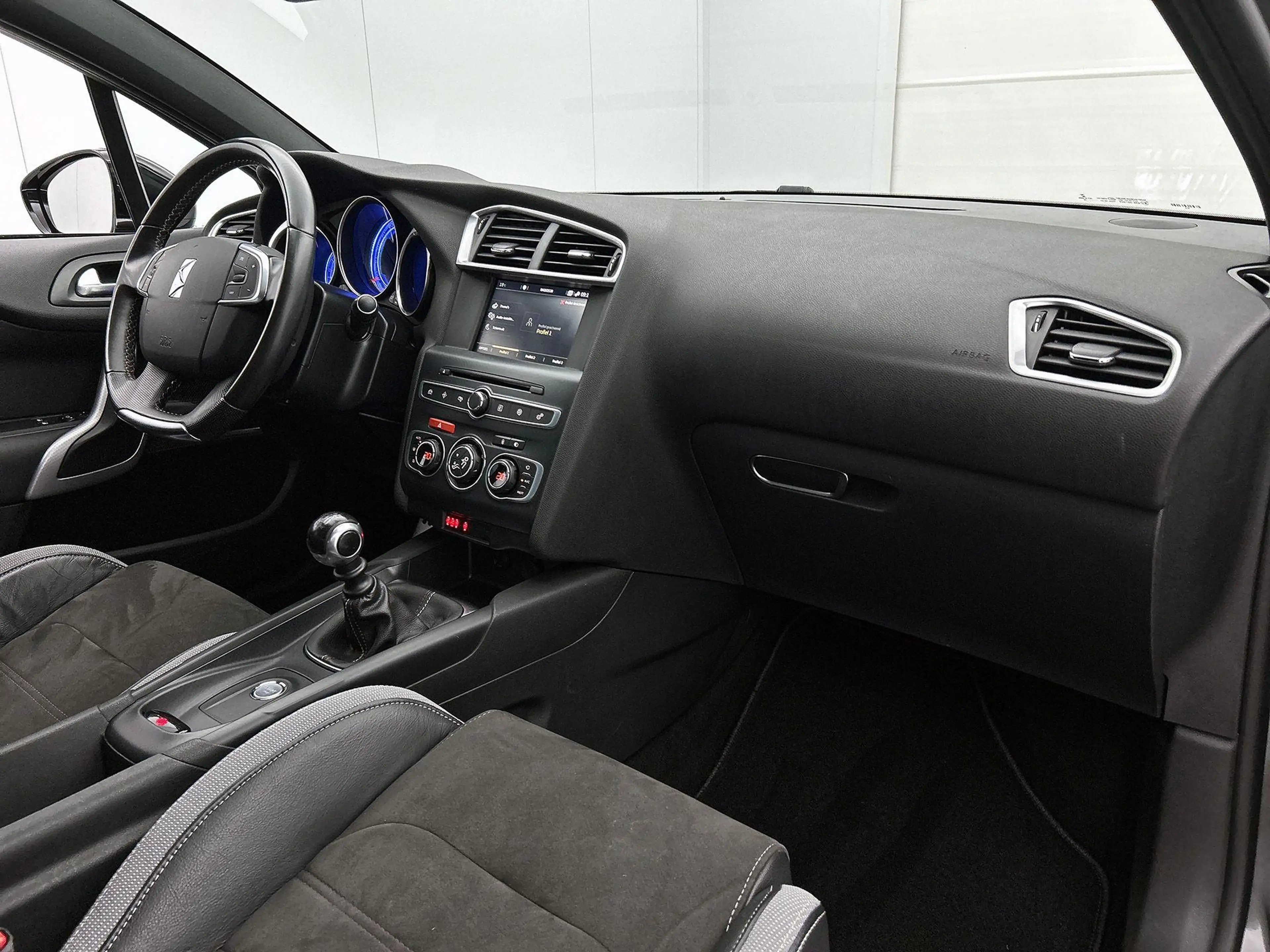 DS Automobiles DS 4 1.2 130pk Performance Line | Trekhaak | Navigatie — photo 12
