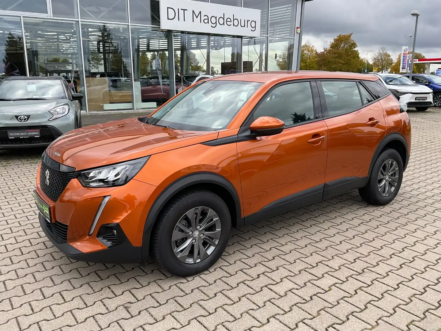 Peugeot 2008 1.2 PureTech 130 Active Pack LED+SHZ+Kam. Oranje - 2