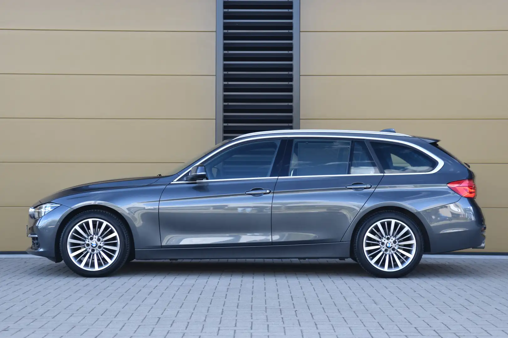 BMW 320 3-serie Touring 320i Luxury Edition * Panoramadak Grijs - 2