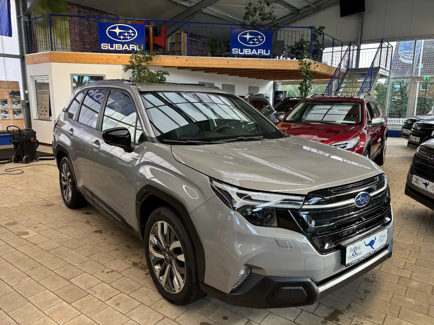 Subaru Forester 2.0 ie Platinum Grau - 2