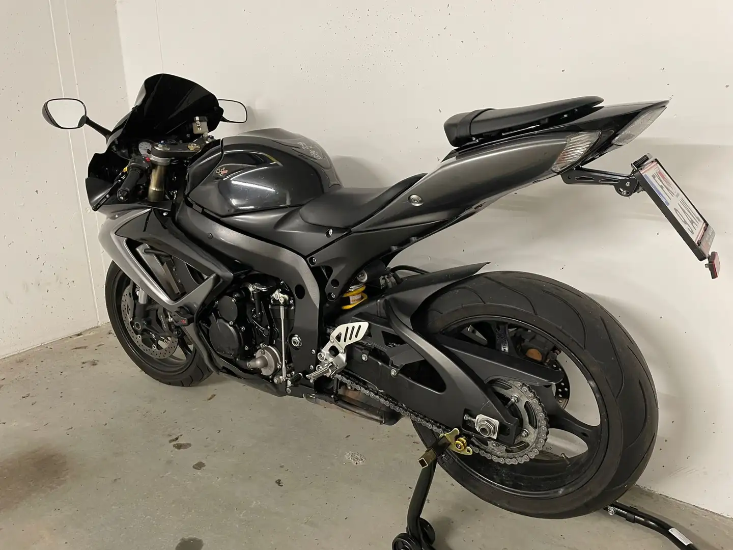 Suzuki GSX-R 600 Baujahr 2006 mit Quickshifter! Schwarz - 2