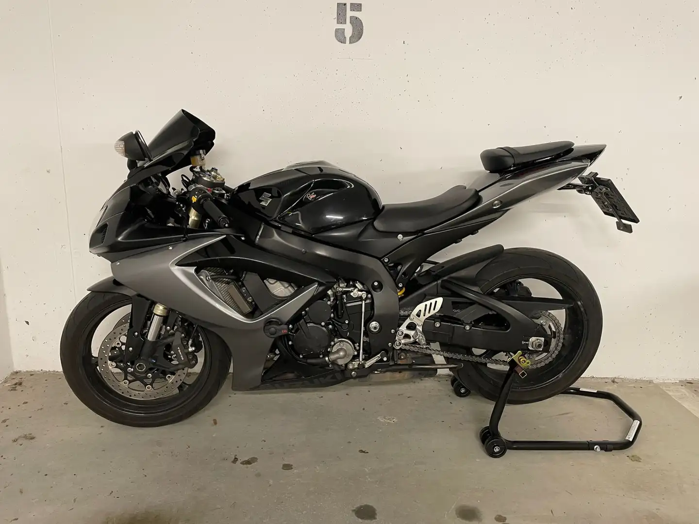 Suzuki GSX-R 600 Baujahr 2006 mit Quickshifter! Schwarz - 1