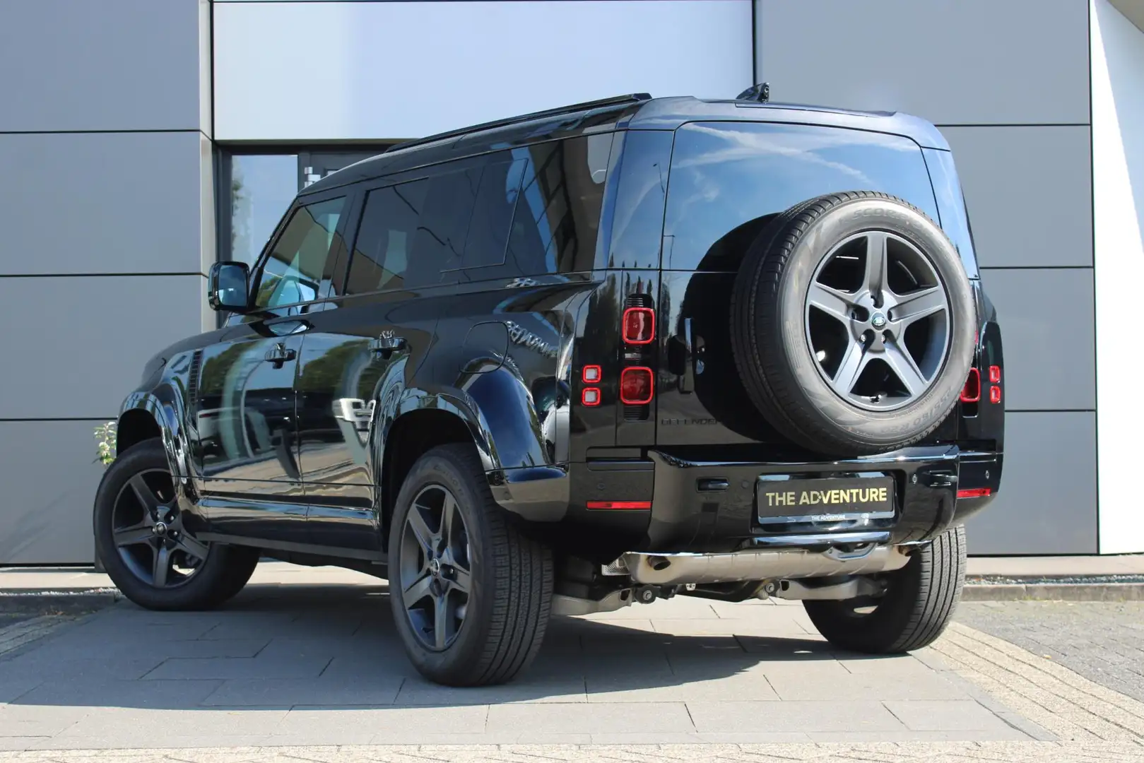 Land Rover Defender 110 P300e 110 X-Dynamic SE | Pano | Trekhaak | Koe Zwart - 2