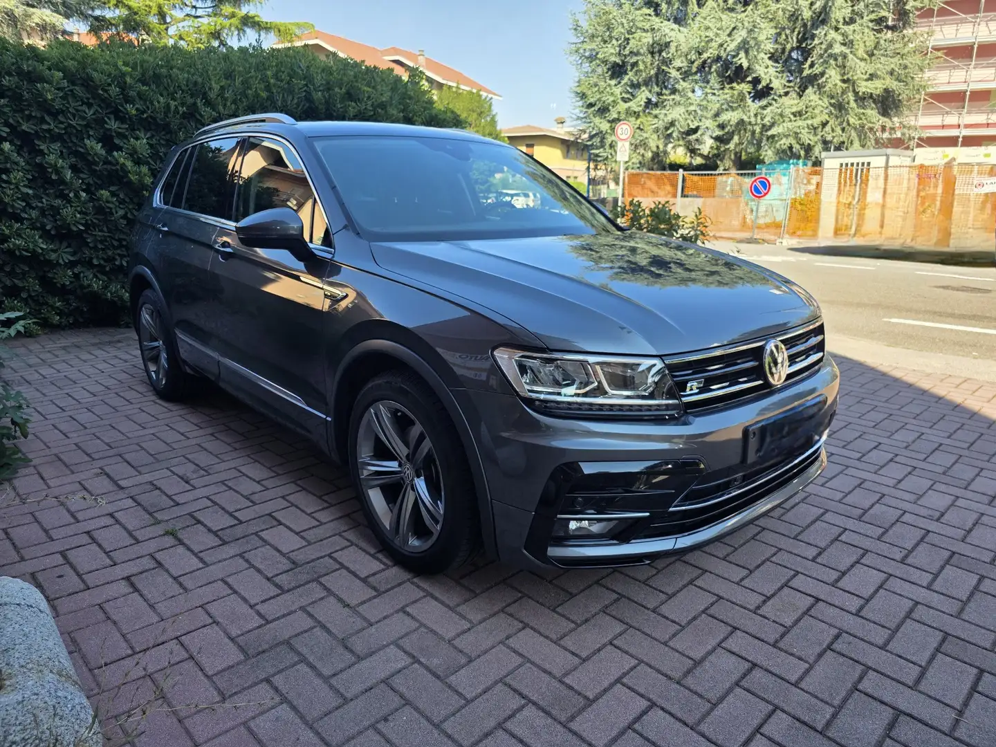 Volkswagen Tiguan Tiguan 2.0 tdi Sport 150cv R line Gris - 1
