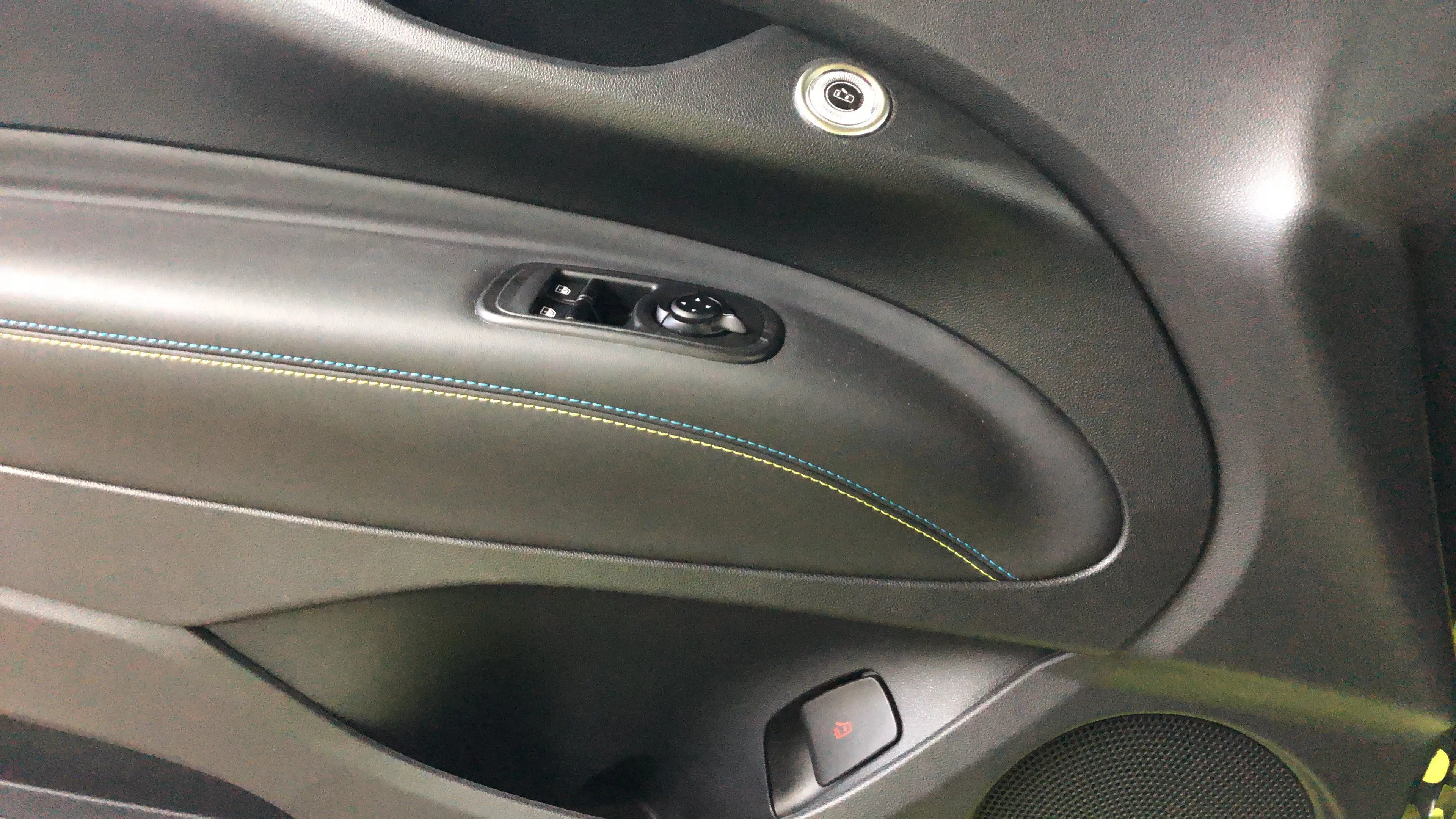 Abarth 500e Scorpionissima 42 kWh 155 PS inkl. Winterräder Alu — photo 12