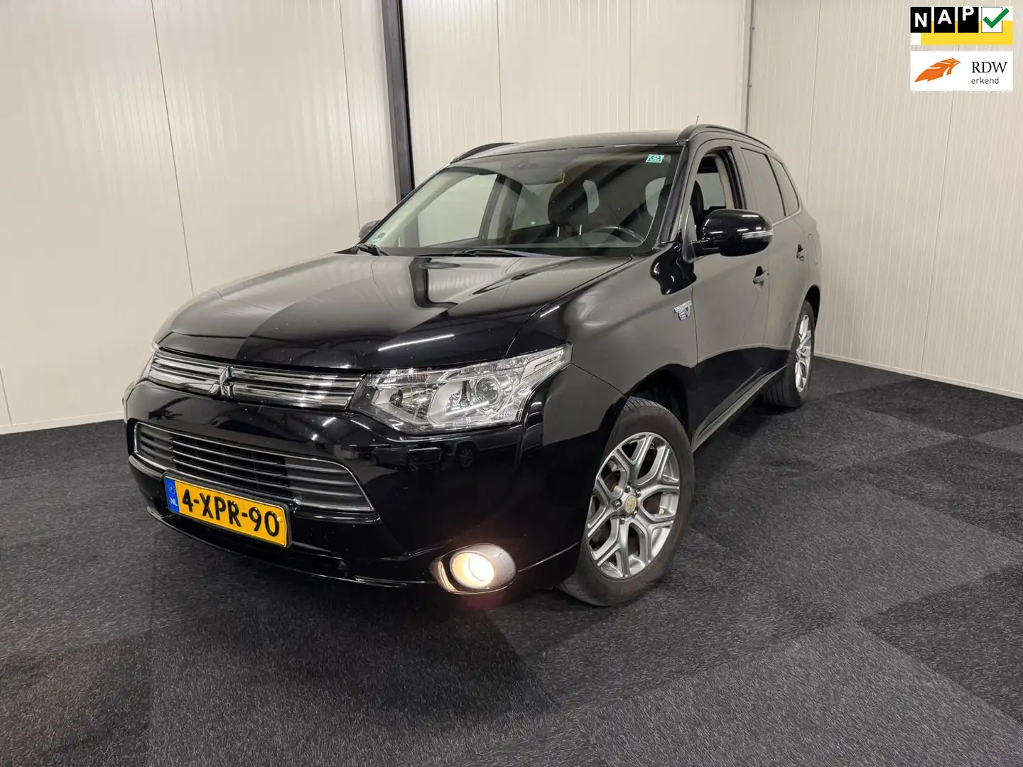 Mitsubishi Outlander 2.0 PHEV Instyle DAK/LEDER/CAMERA/XENON/NAP/DEALER Černá - 1