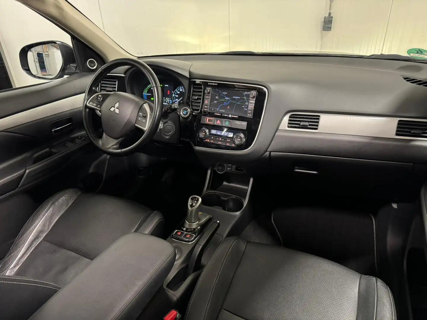 Mitsubishi Outlander 2.0 PHEV Instyle DAK/LEDER/CAMERA/XENON/NAP/DEALER Černá - 2