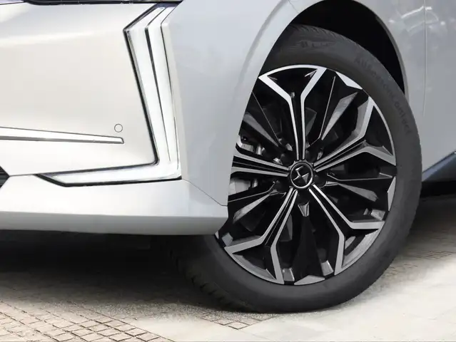 DS Automobiles DS 4 view 5