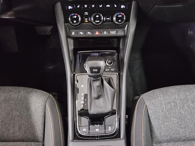 Skoda Karoq 1.5 TSI Clever Navi LED RFK Shz — photo 6