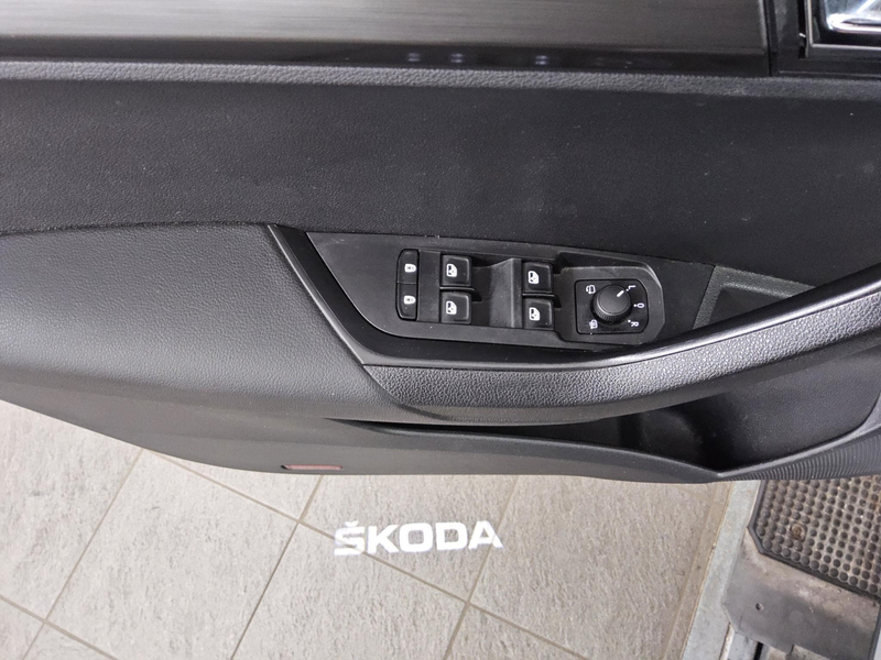 Skoda Karoq 1.5 TSI Clever Navi LED RFK Shz — photo 9