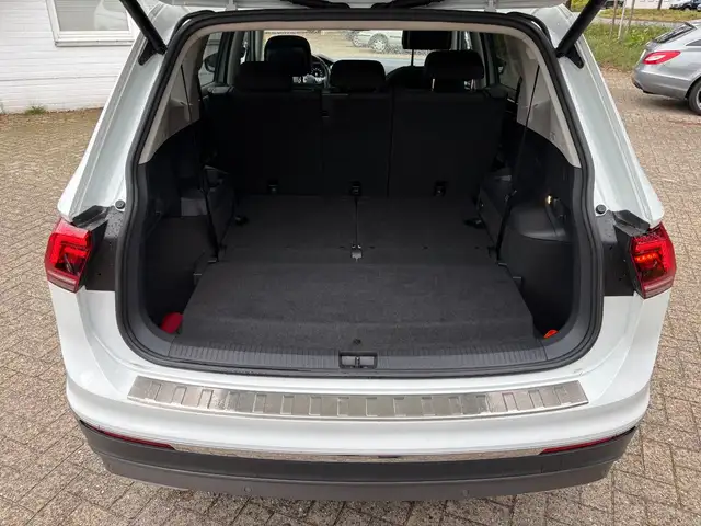 Volkswagen Tiguan Allspace view 8