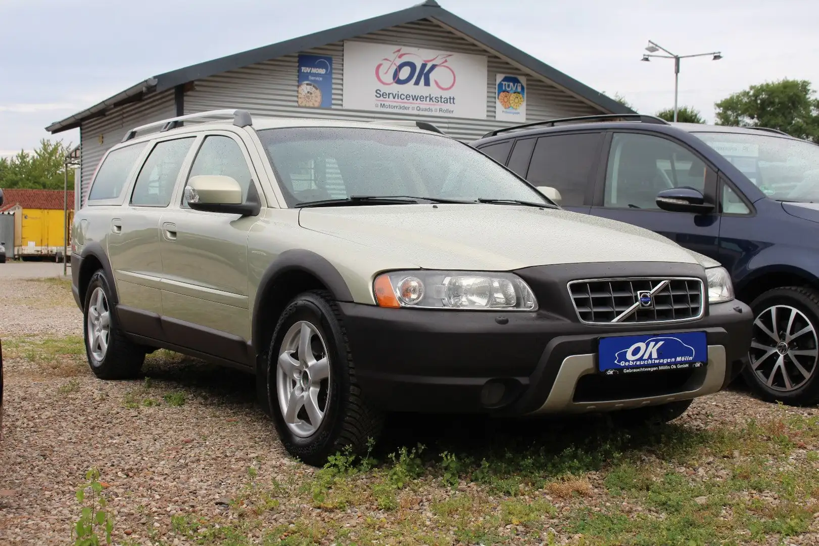 Volvo XC70 2.4D 4x4 Edition*Xenon*S.Heft*SHZ*Klima*AHK Złoty - 1