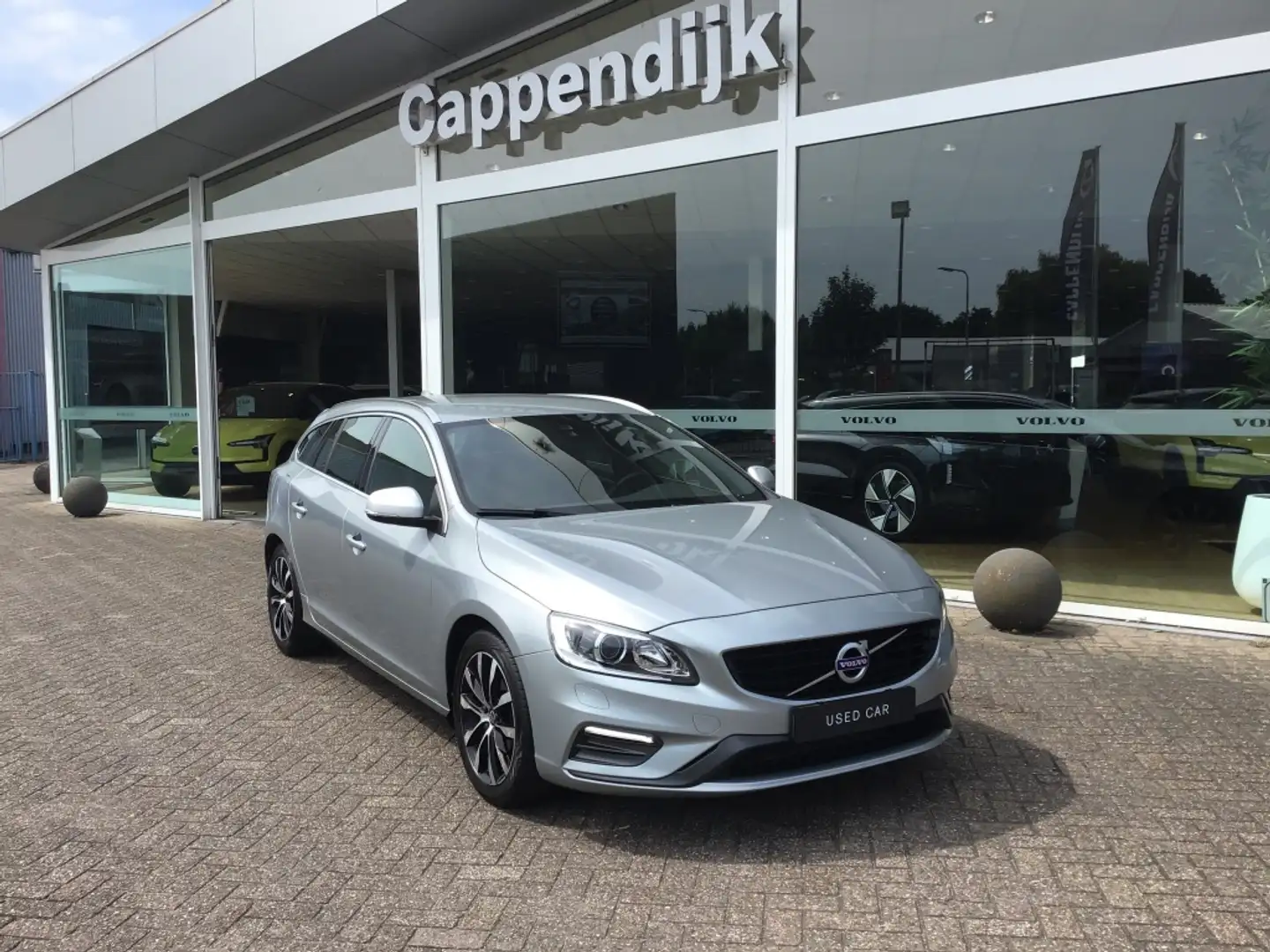 Volvo V60 1.5 T3 Nordic+ Gris - 2