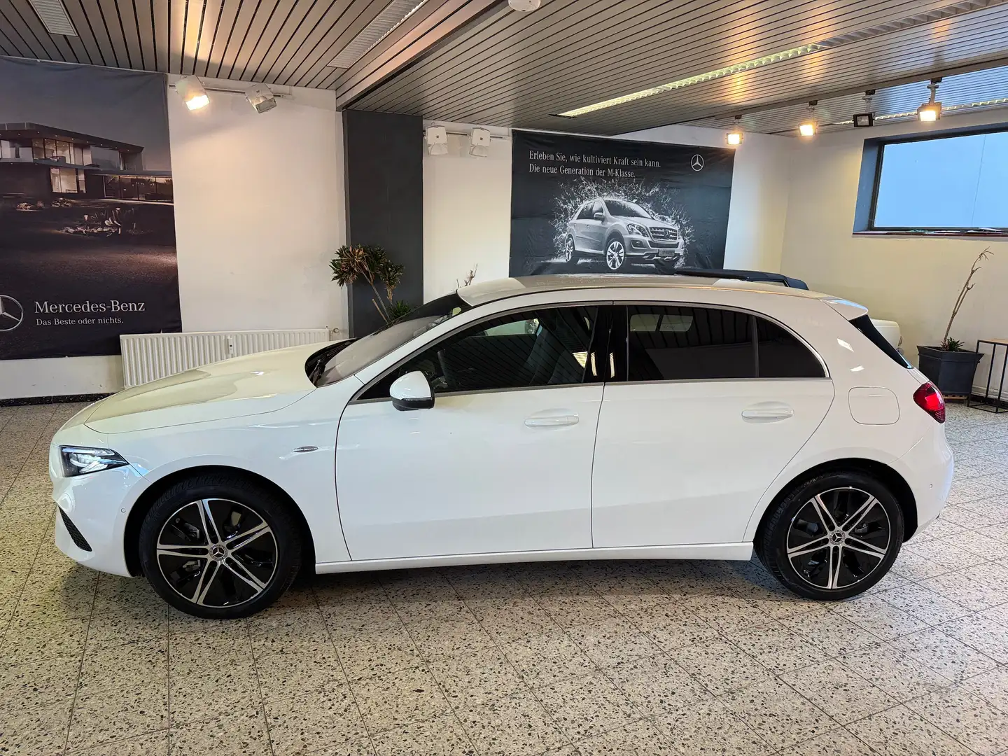 Mercedes-Benz A 250 e URBAN NAV/LED/PTS/SHZ/TW/SPUR/KAMERA/SOUND/M2026 Weiß - 2