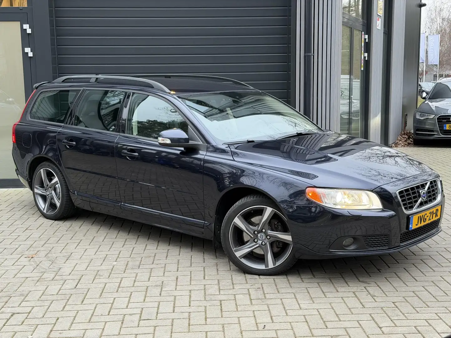 Volvo V70 2.5T Momentum Bleu - 1