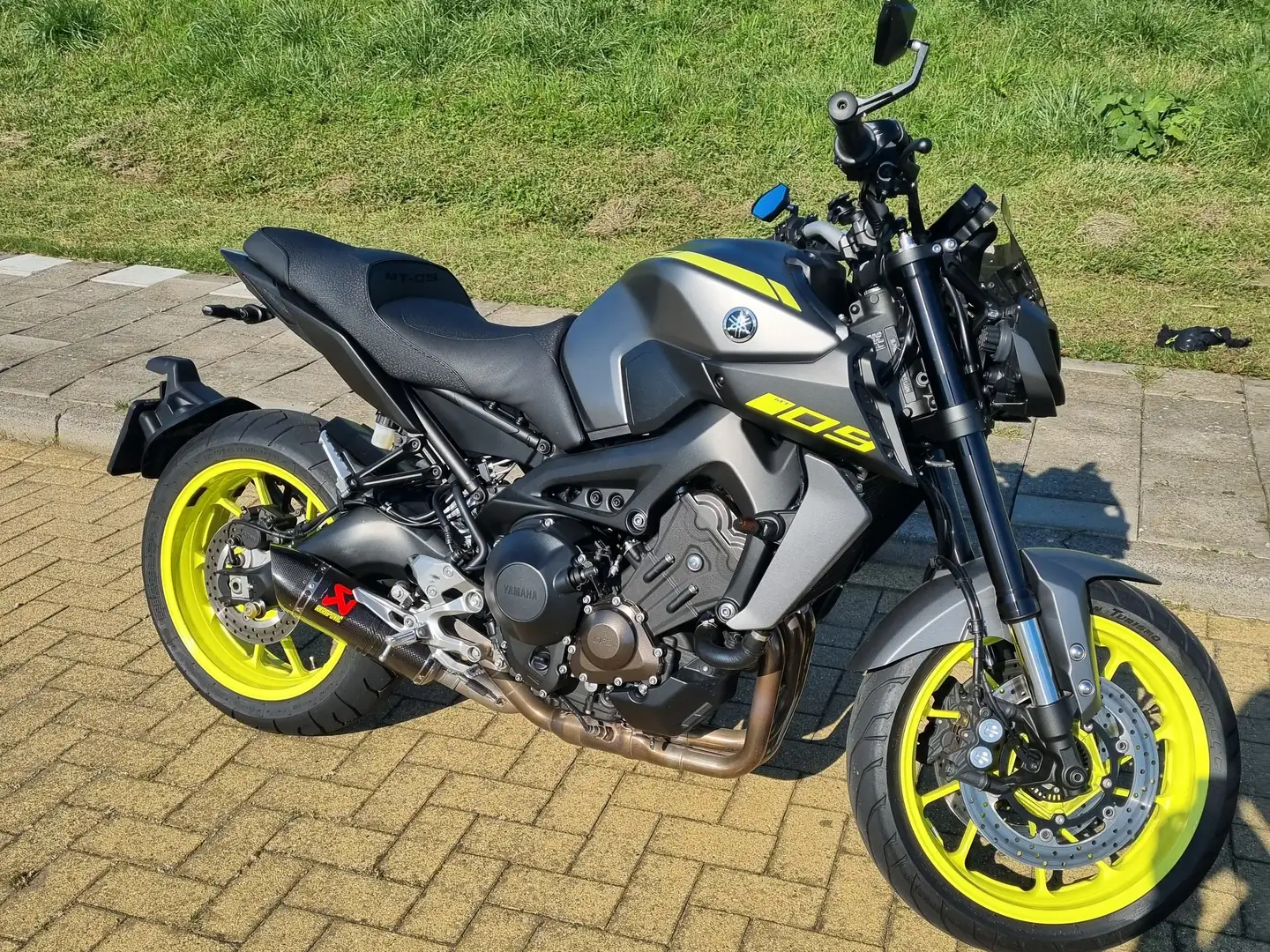 Yamaha MT-09 Yamaha MT-09 - Akrapovic -Bagster seat -Quickshift Grijs - 1