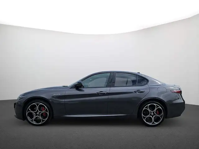 Alfa Romeo Giulia view 5