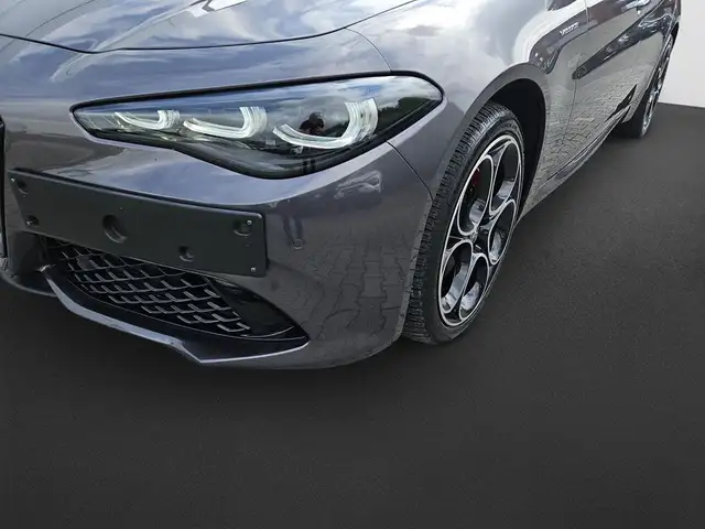Alfa Romeo Giulia view 10