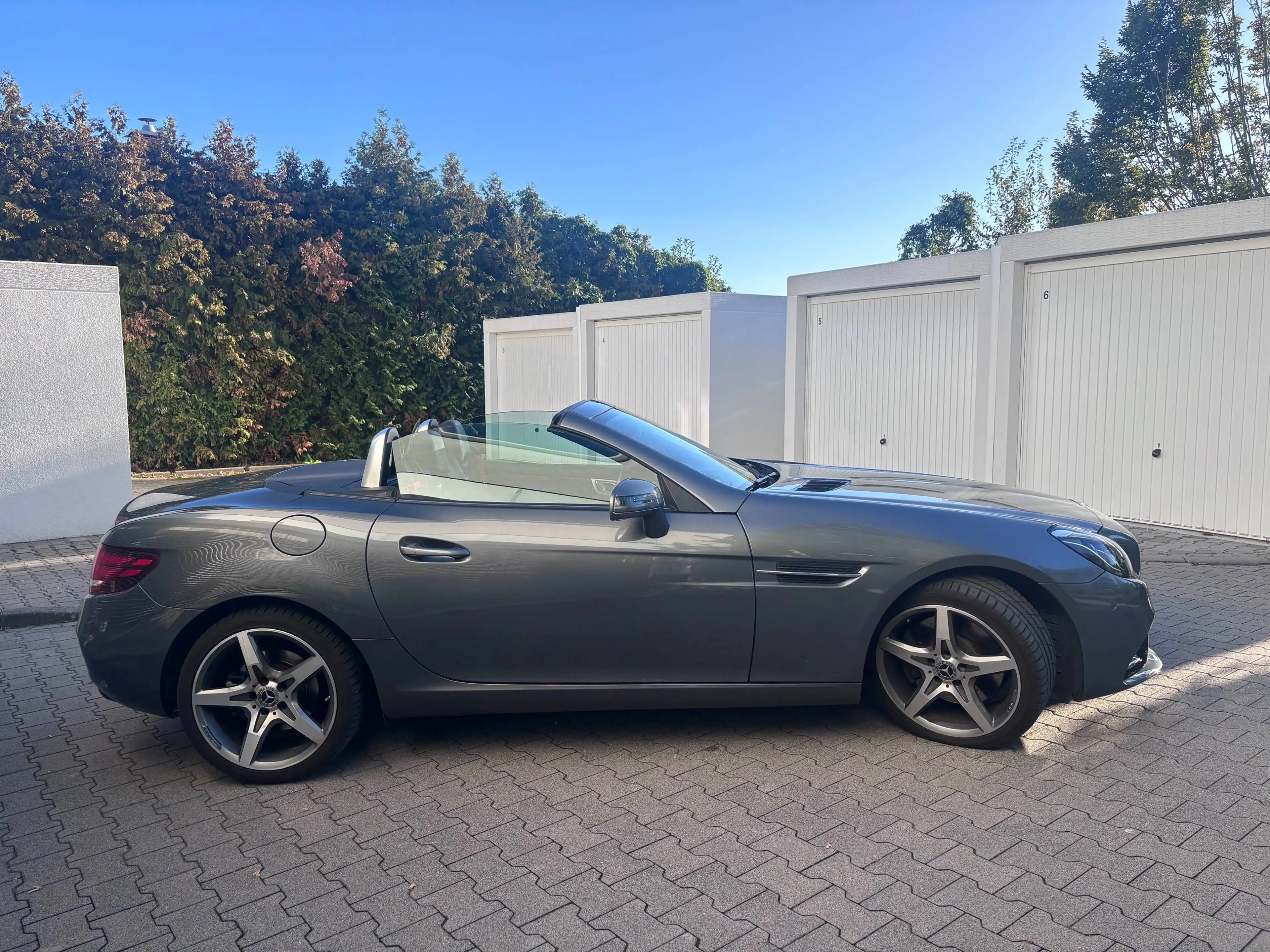 Mercedes-Benz SLC 180 AMG Line 9G LED Navi Kamera Airscarf Pano-Variodach — photo 3
