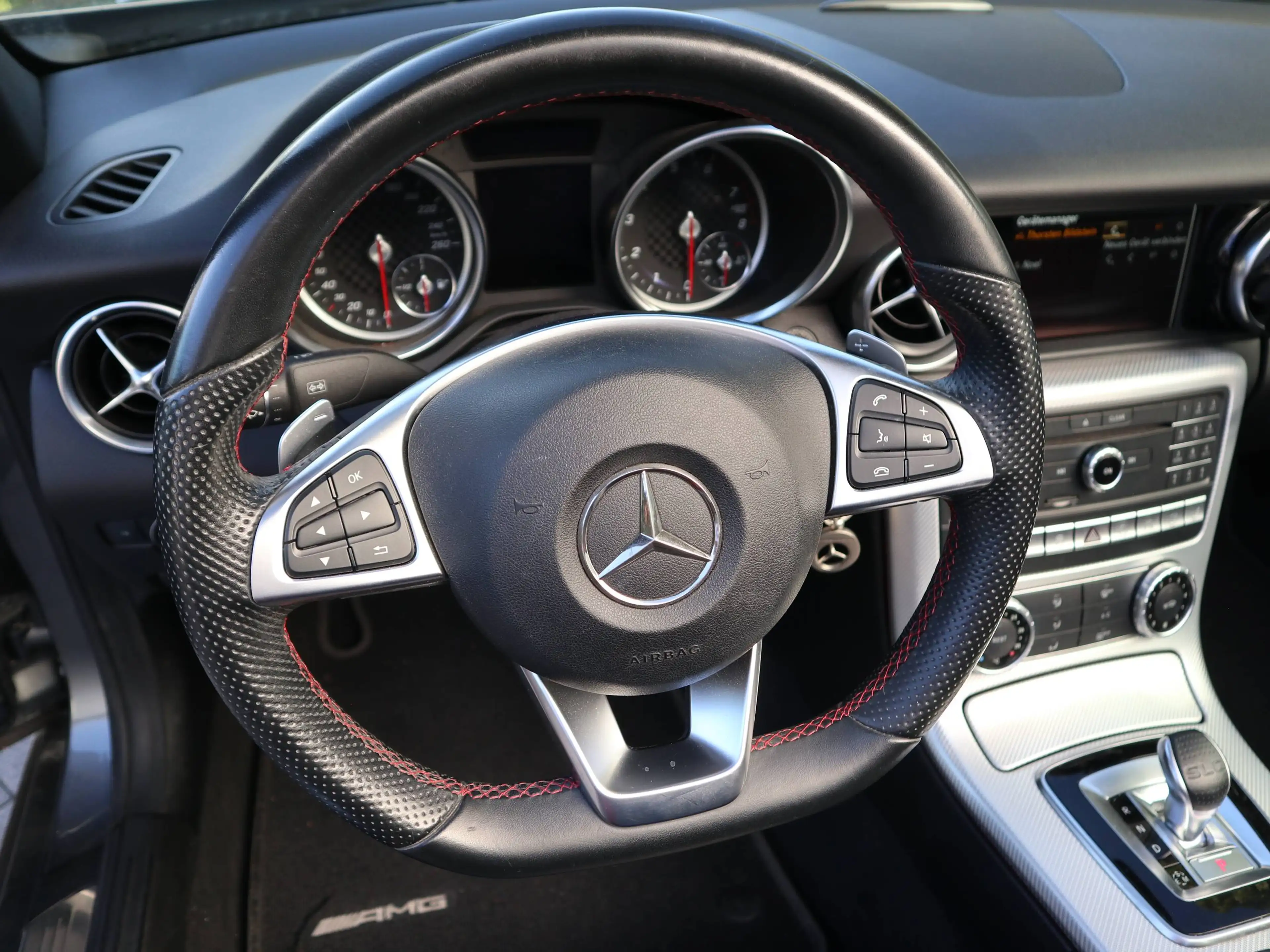 Mercedes-Benz SLC 180 AMG Line 9G LED Navi Kamera Airscarf Pano-Variodach — photo 9