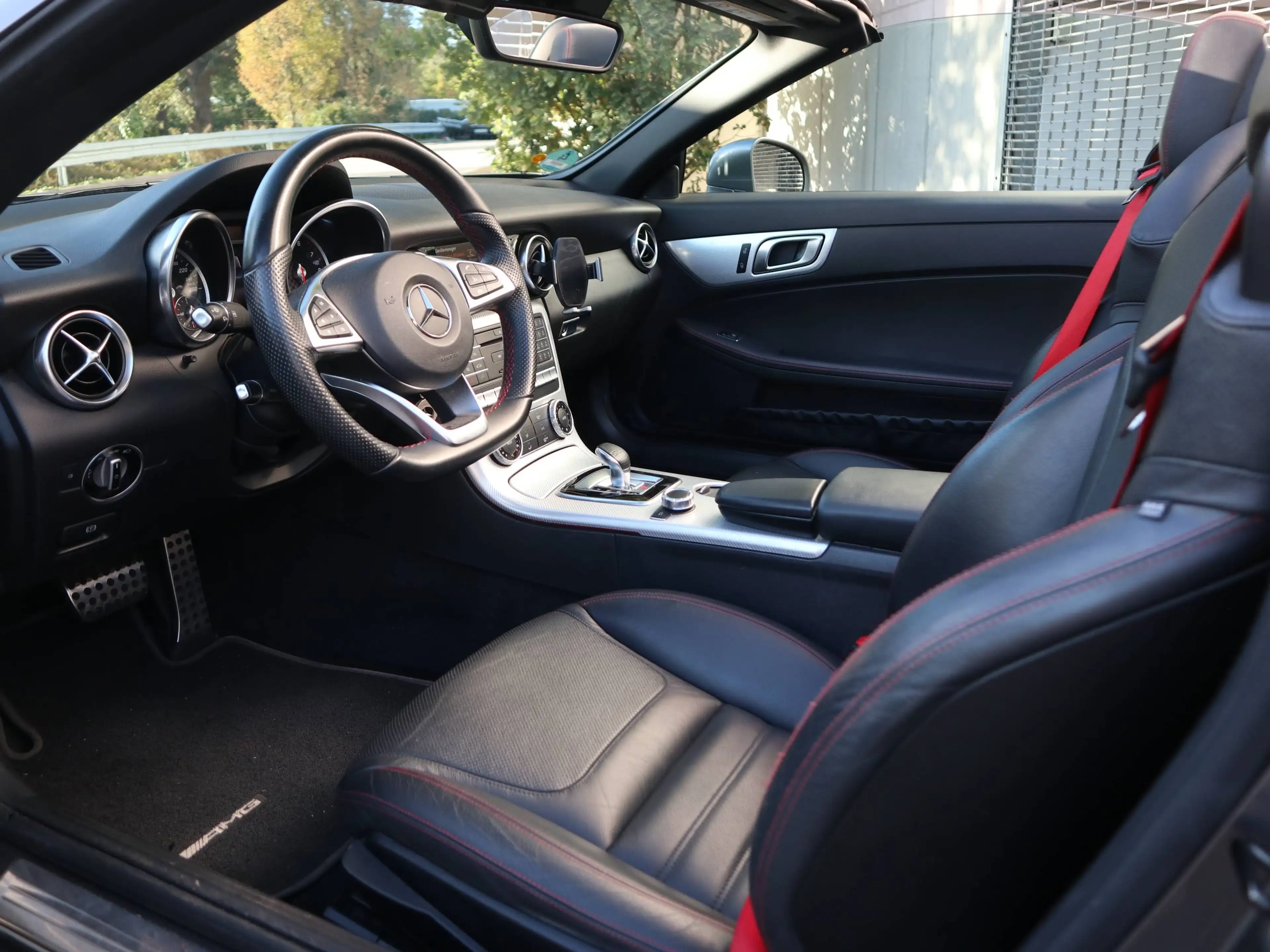 Mercedes-Benz SLC 180 AMG Line 9G LED Navi Kamera Airscarf Pano-Variodach — photo 11