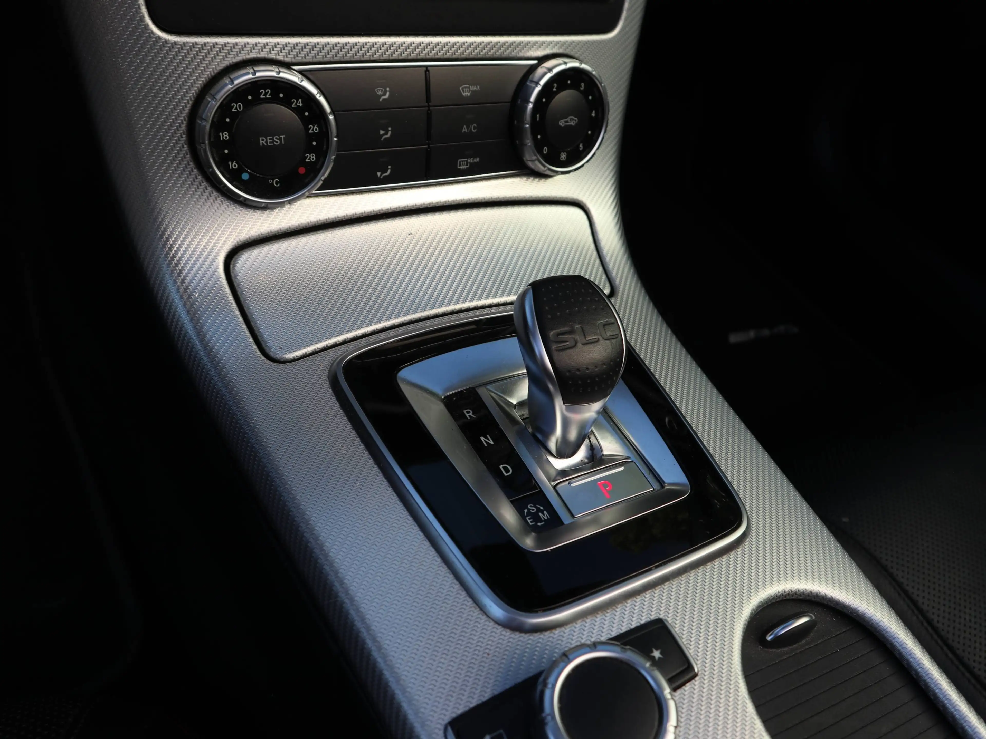 Mercedes-Benz SLC 180 AMG Line 9G LED Navi Kamera Airscarf Pano-Variodach — photo 14
