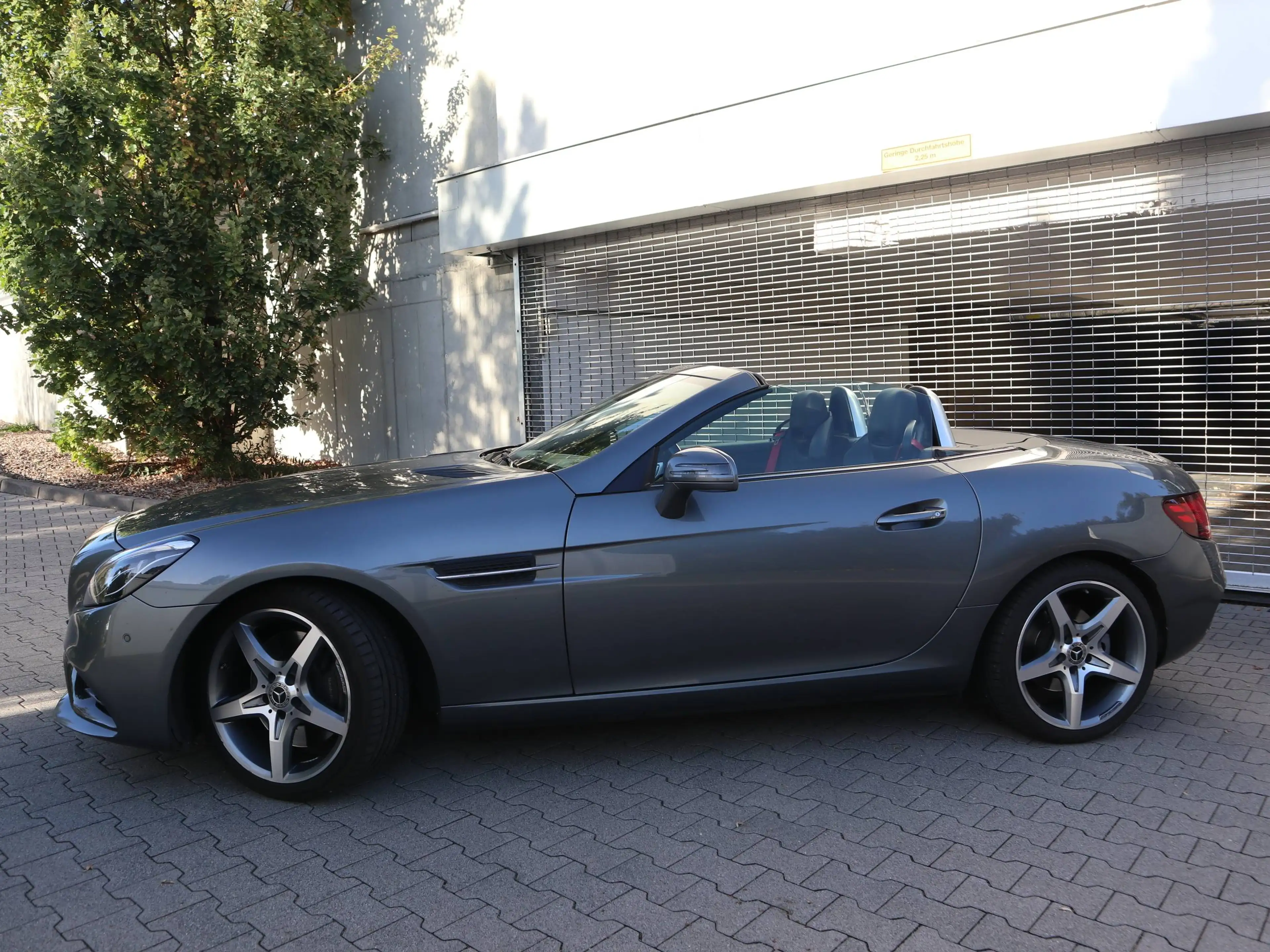 Mercedes-Benz SLC 180 AMG Line 9G LED Navi Kamera Airscarf Pano-Variodach — photo 7