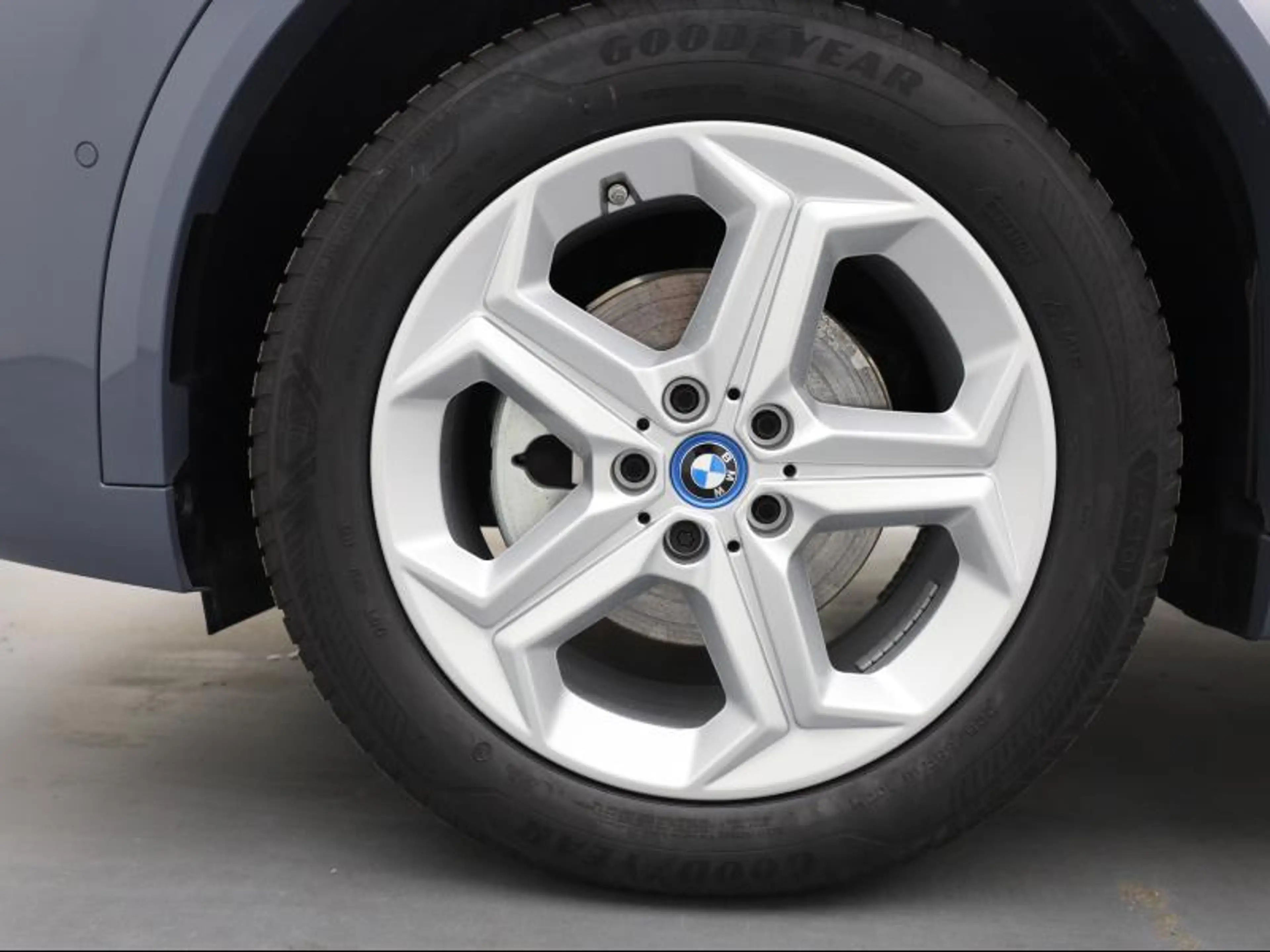 BMW iX2 eDrive 20 - M Pack — photo 8
