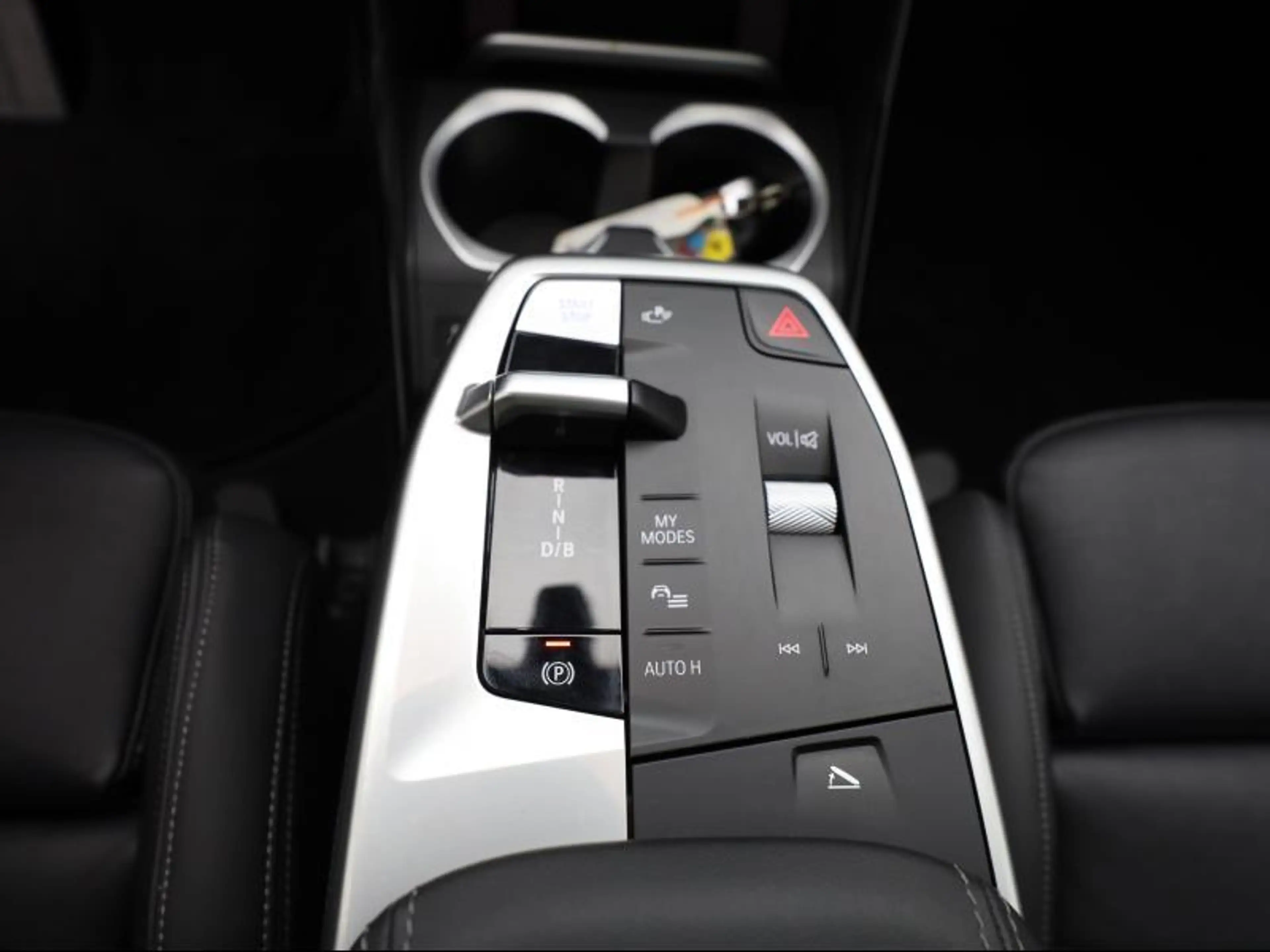 BMW iX2 eDrive 20 - M Pack — photo 20