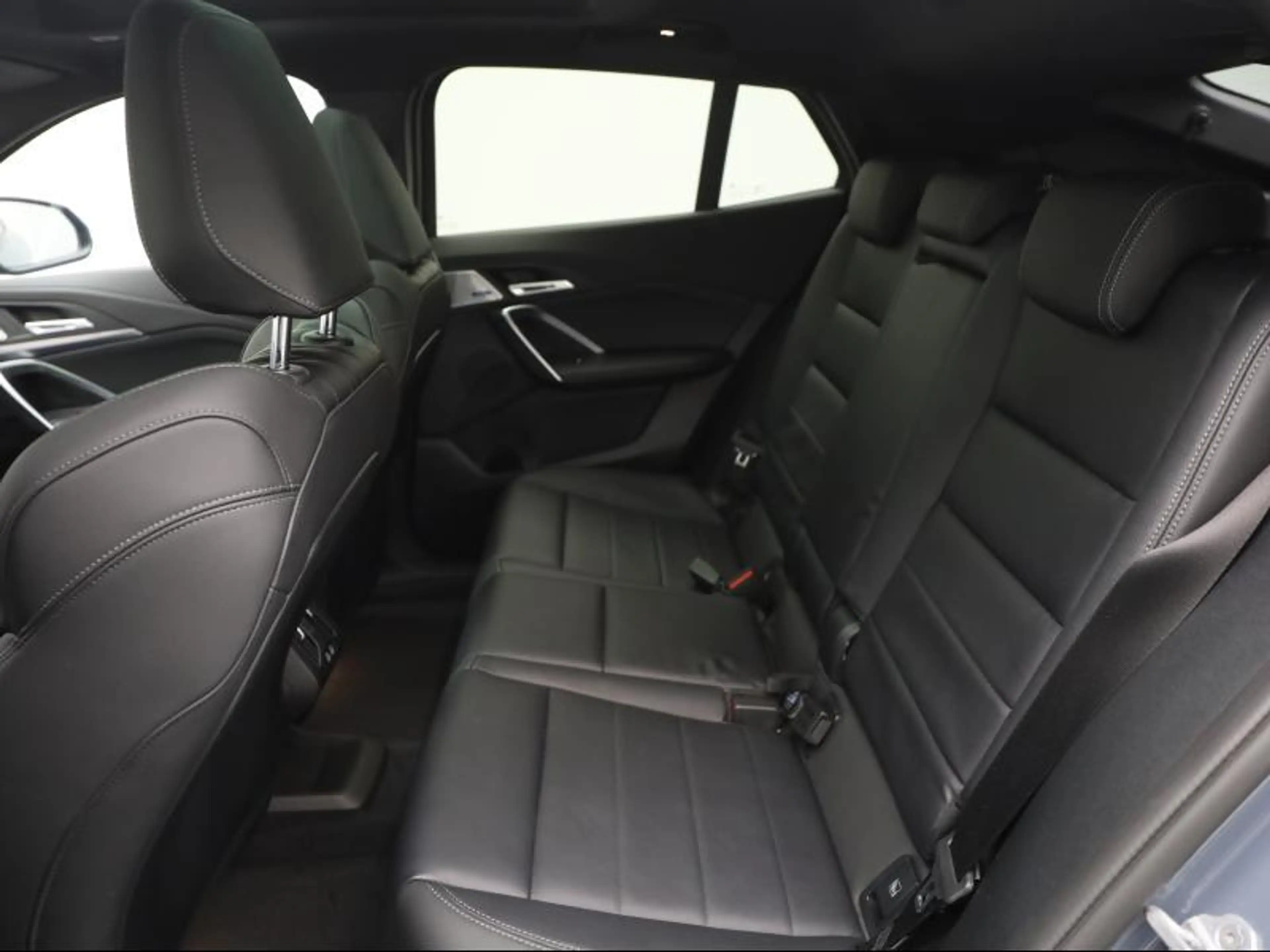BMW iX2 eDrive 20 - M Pack — photo 17