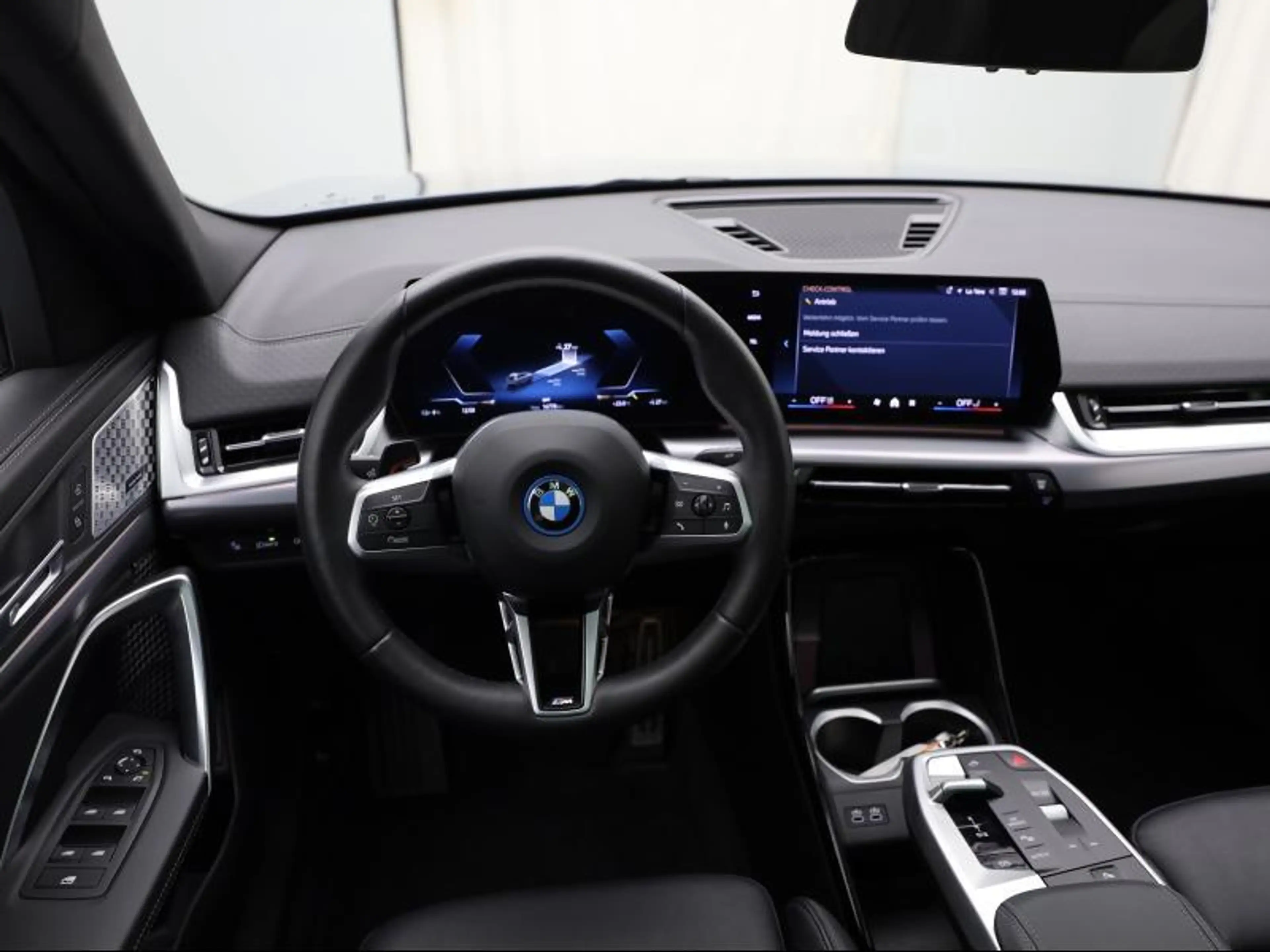 BMW iX2 eDrive 20 - M Pack — photo 9