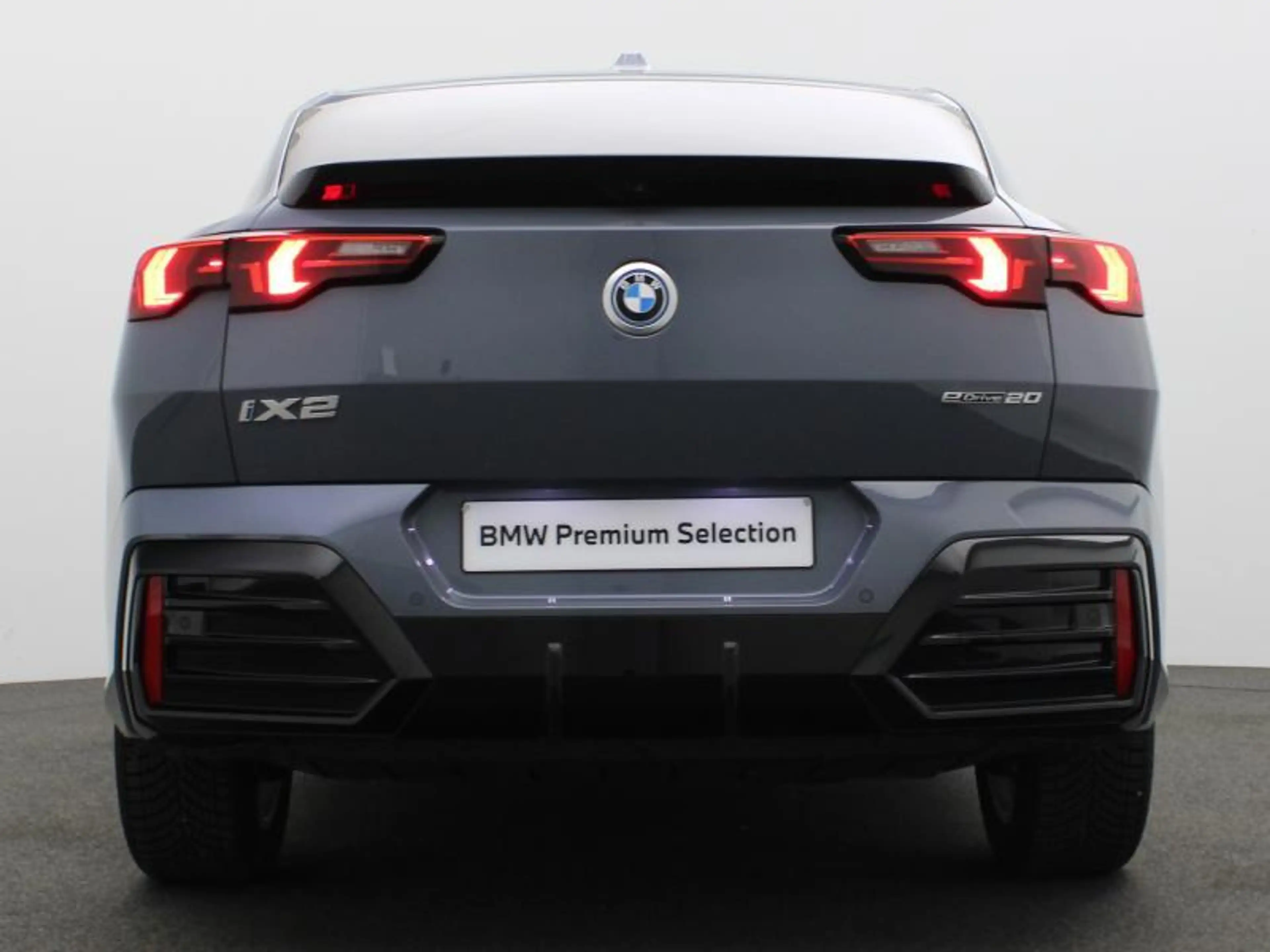 BMW iX2 eDrive 20 - M Pack — photo 4