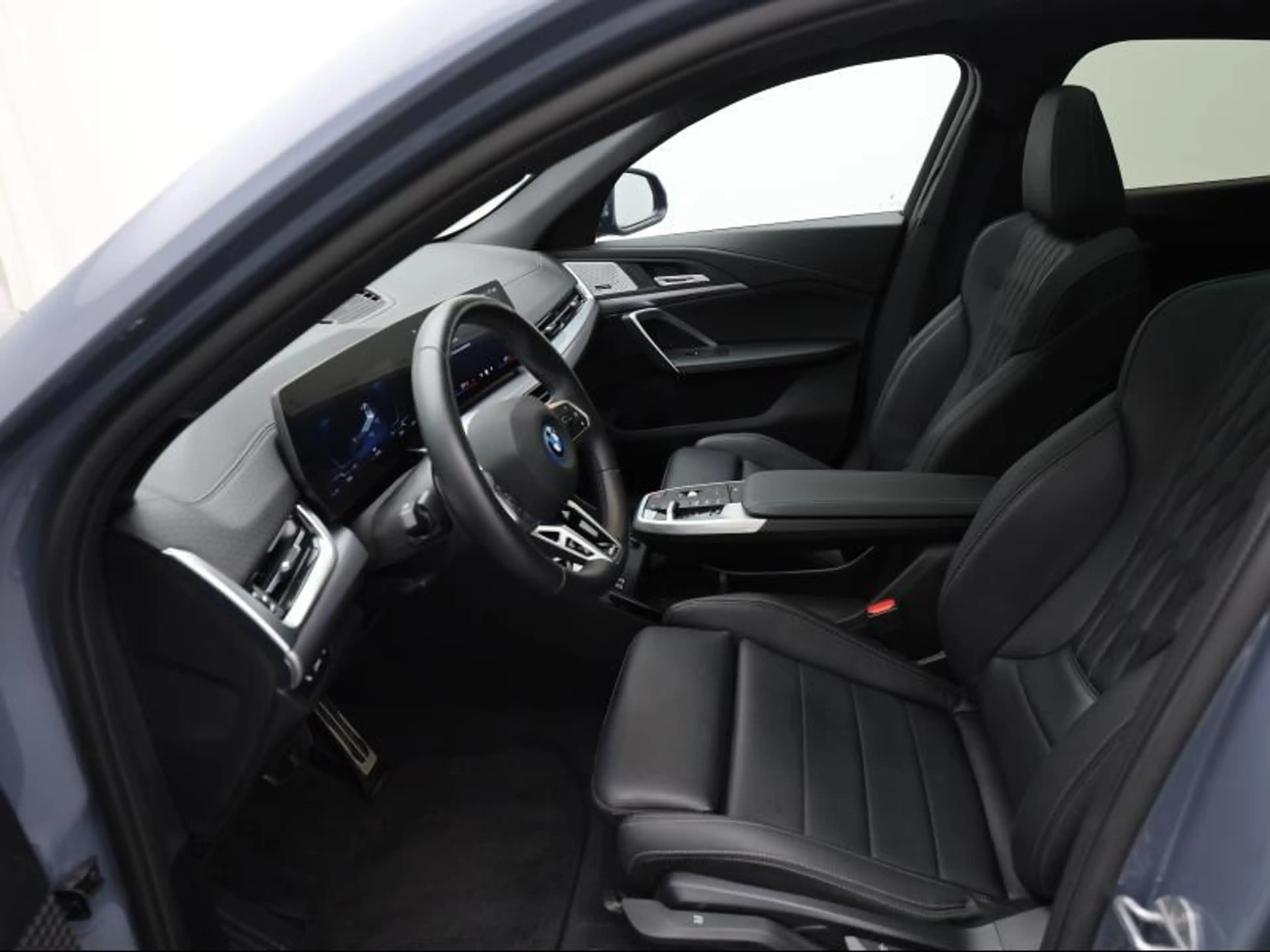 BMW iX2 eDrive 20 - M Pack — photo 6