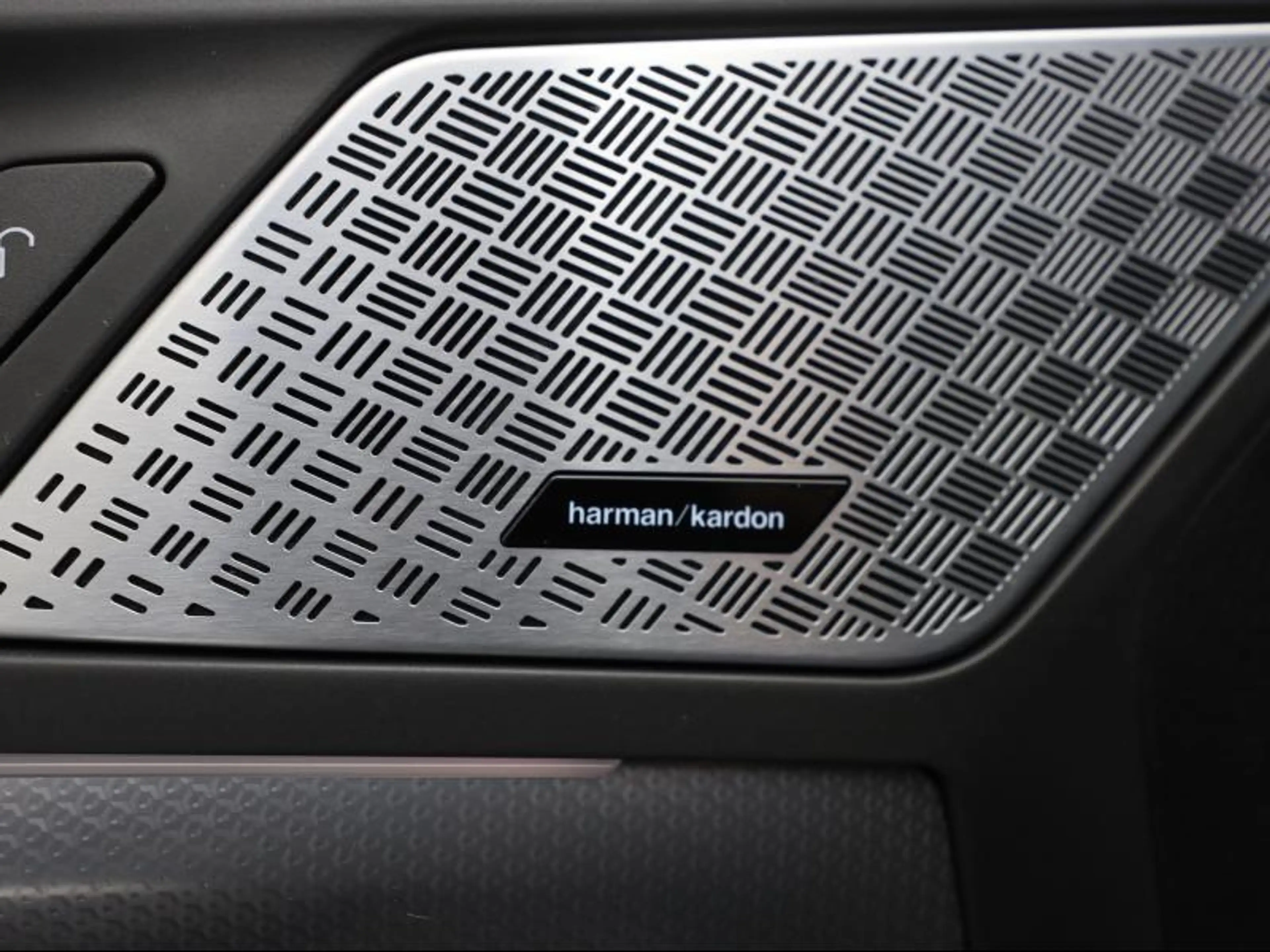 BMW iX2 eDrive 20 - M Pack — photo 16