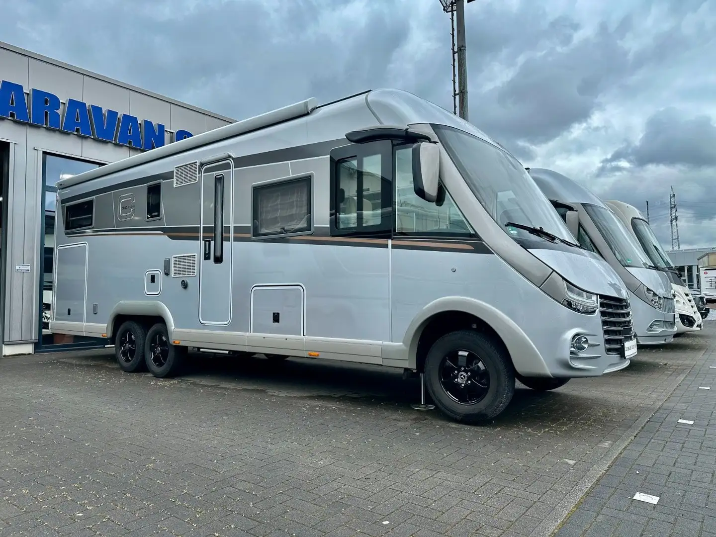 Mercedes-Benz Carthago E-Line XL I 61 hydr.Hubstützen-2xKlima Silber - 1
