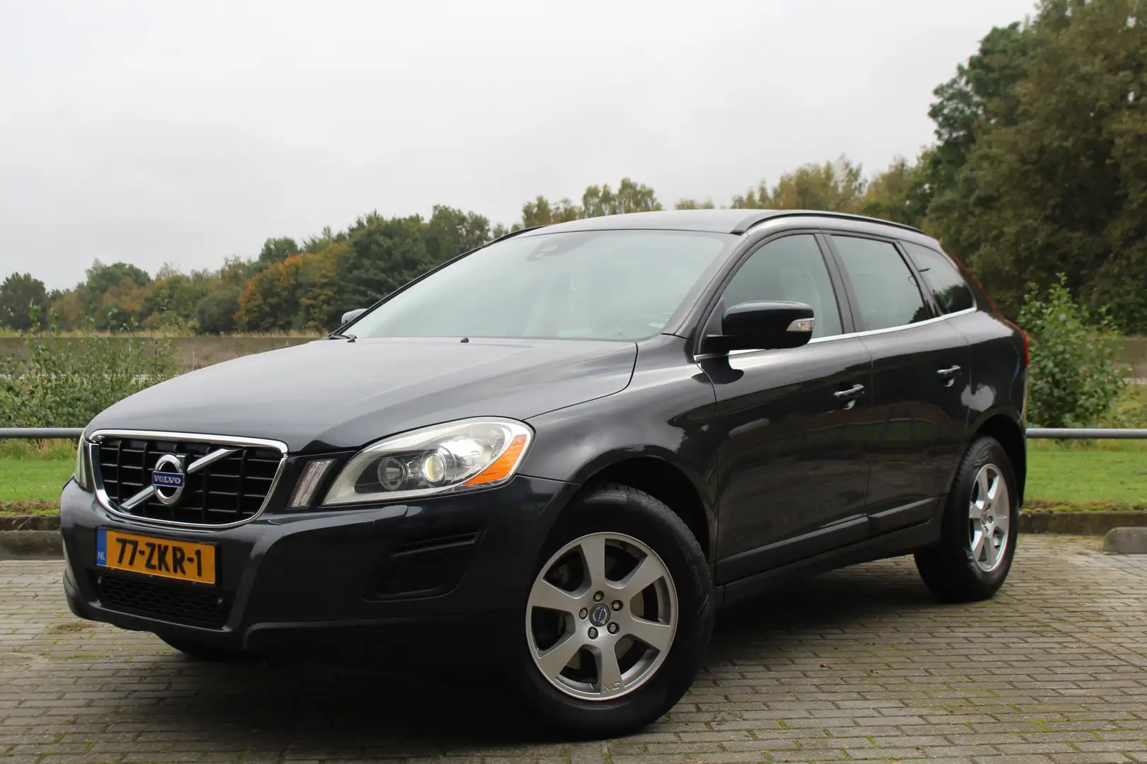Volvo XC60 2.0 D3 Summum Navi Trekhaak Bi-Xenon Cruise contro Grijs - 2