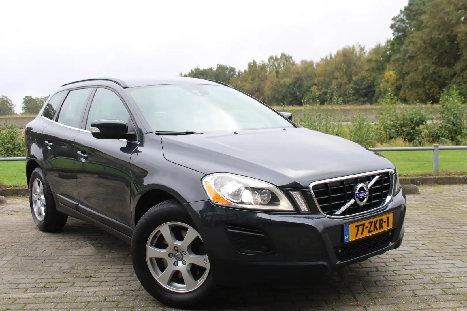 Volvo XC60 2.0 D3 Summum Navi Trekhaak Bi-Xenon Cruise contro Grijs - 1