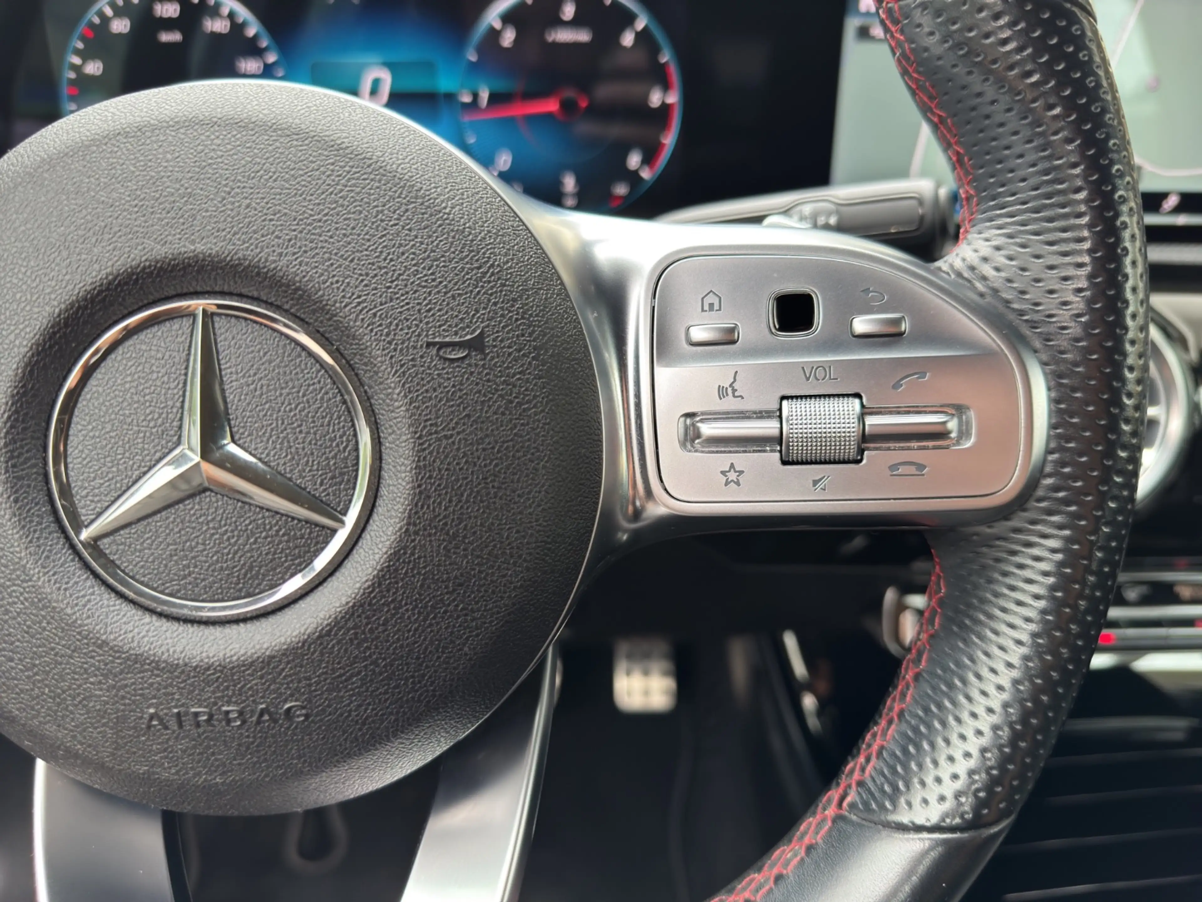 Mercedes-Benz A 200 d AMG Line PTS Shz LED Distr Ambi AMG MBUX — photo 14