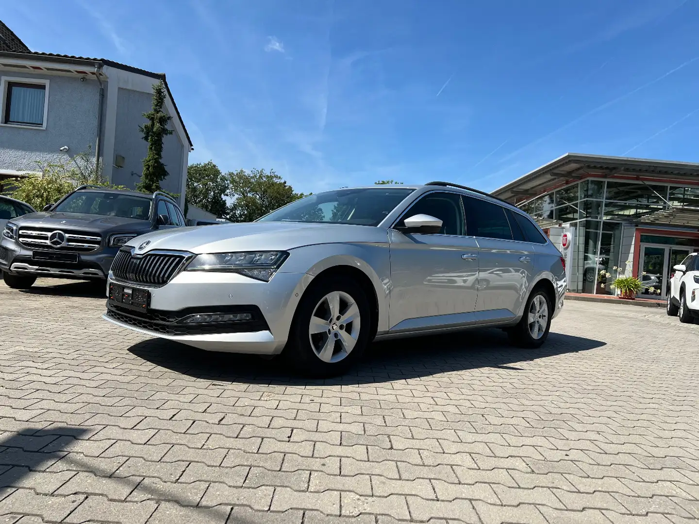 Skoda Superb Combi 2.0 TDI Ambition *LED Navi el.Heck* Silber - 1