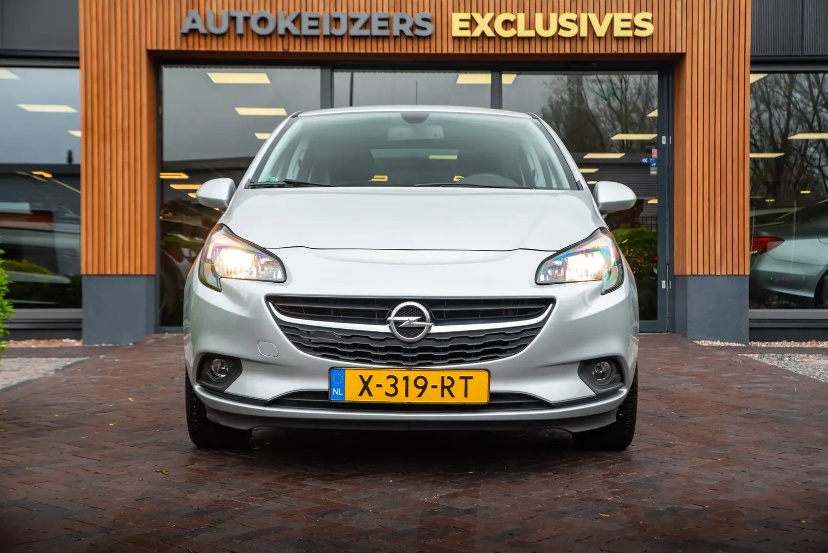 Opel Corsa 1.4 120 Jaar Edition Stoelverw. Stuurverw. Cruise Grijs - 2