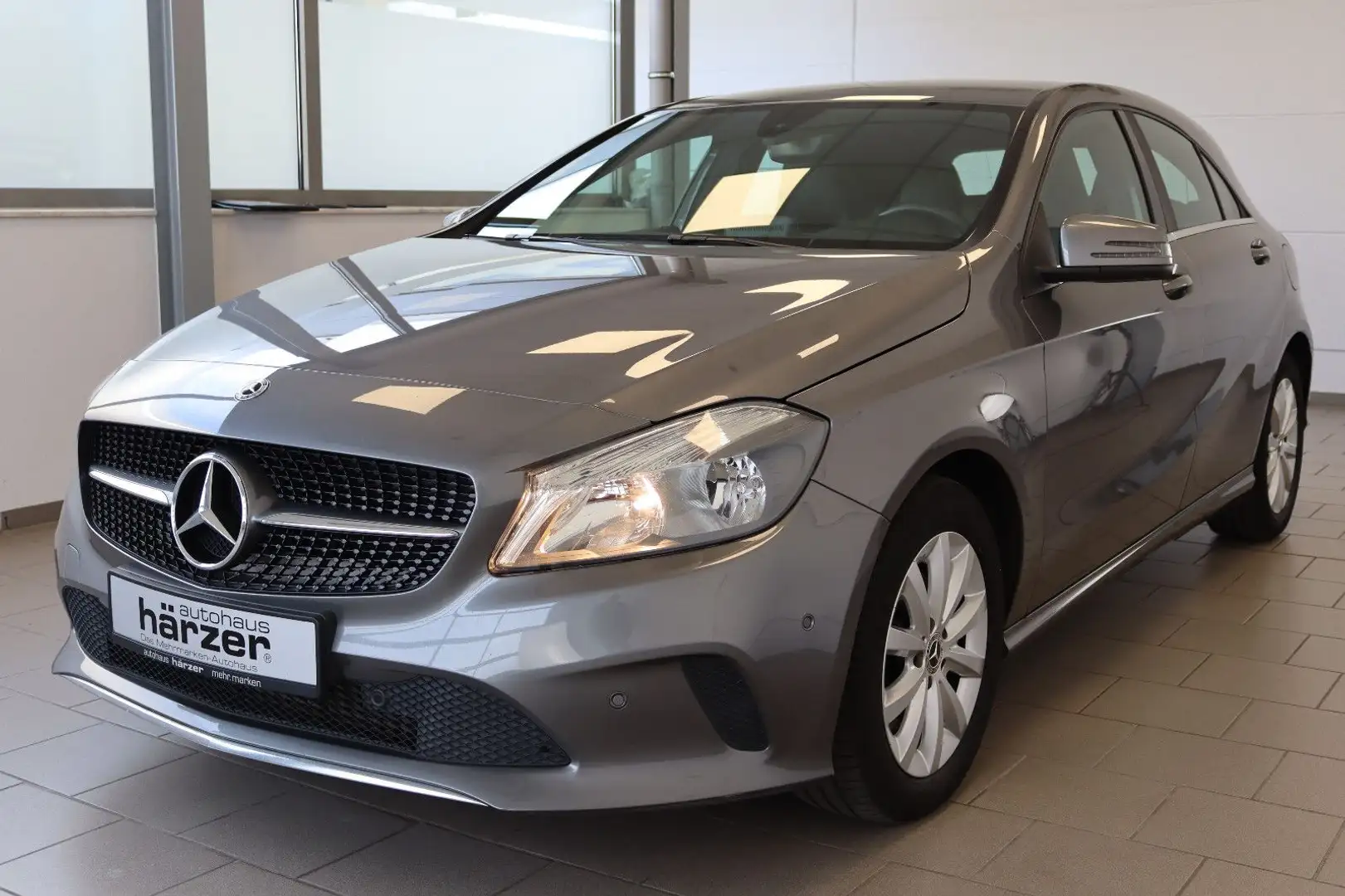 Mercedes-Benz A 180 DCT Style *NAVI*PDC*Tempomat*Teilleder*ALU Grau - 2