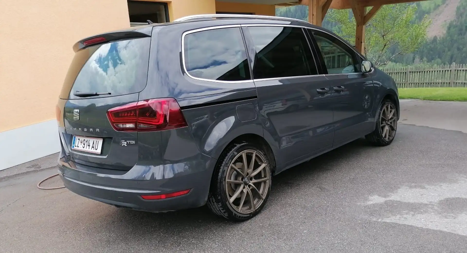 SEAT Alhambra 2.0 TDI Executive Plus Grau - 1