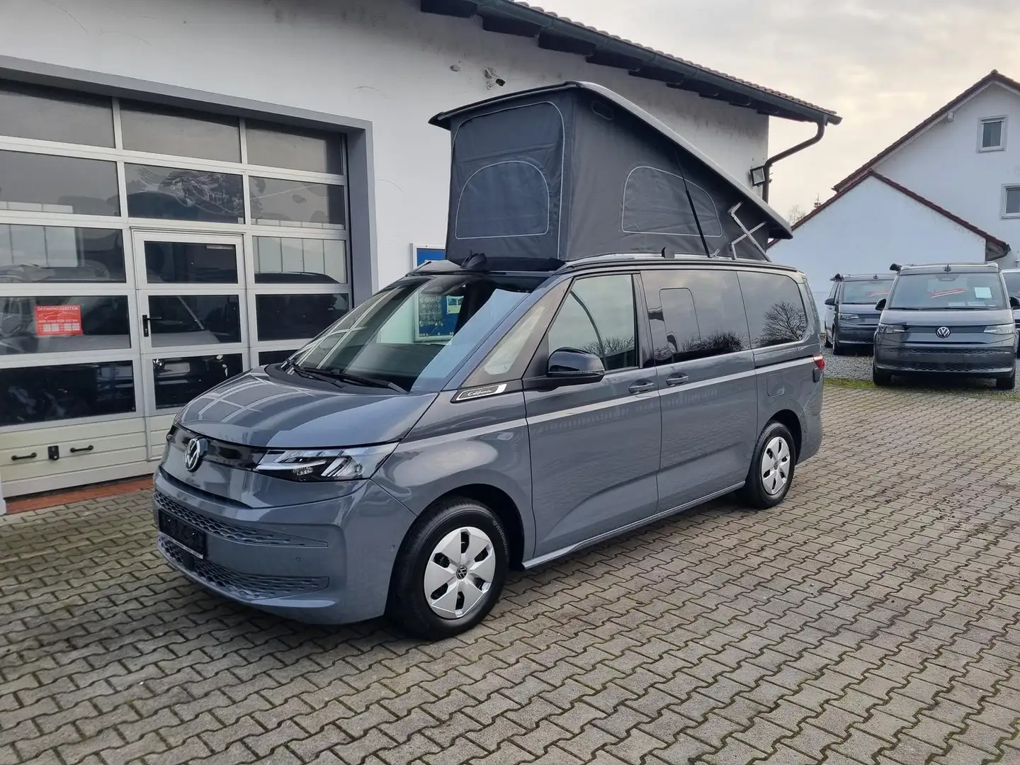 Volkswagen T7 California Beach Camper 2.0 TDI DSG - Luftstandheizung - 5-Ja Gris - 2